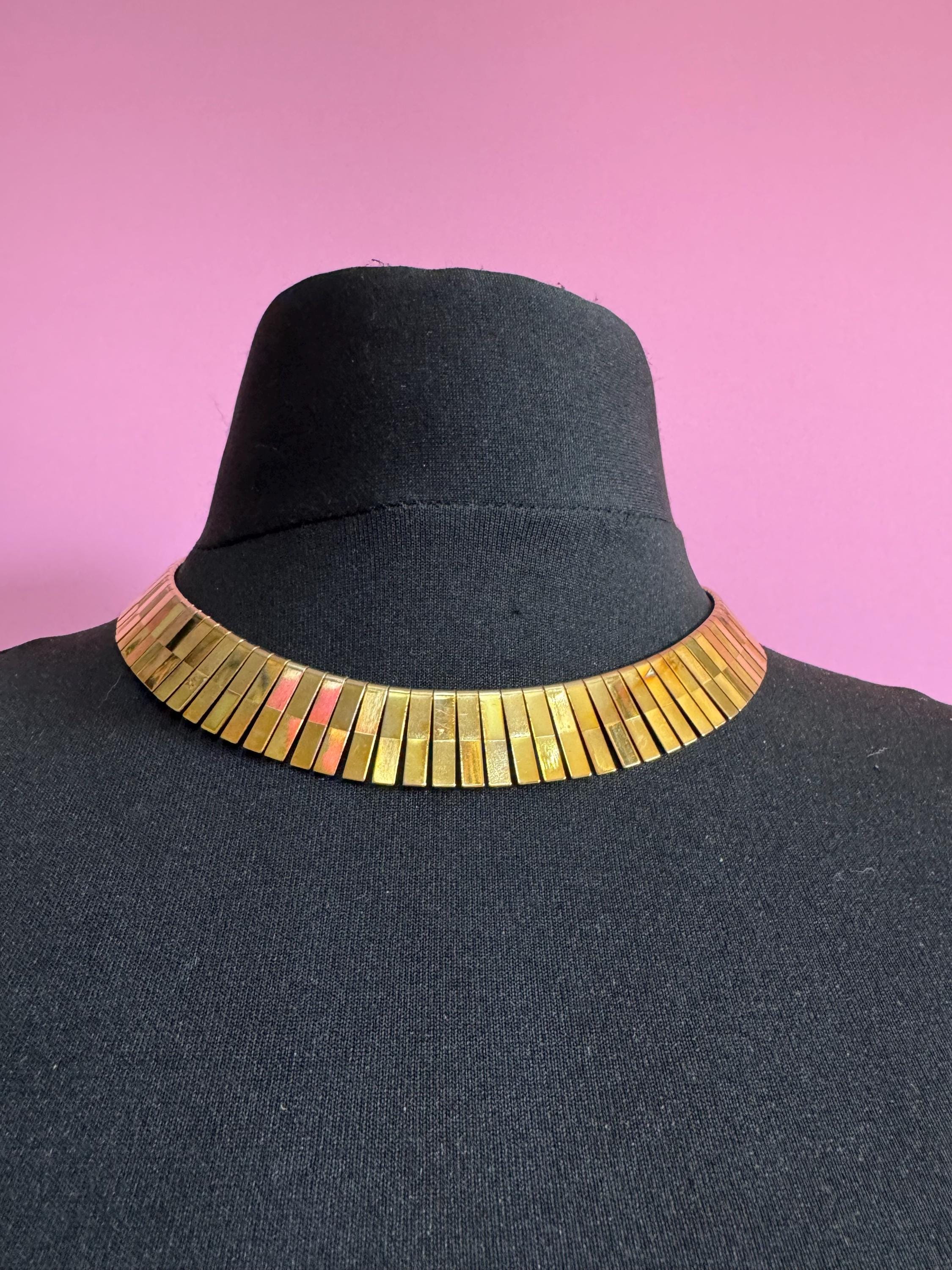 Vintage retro cleopatra Egyptian revival gold tone wide brutalist textured choker Collar necklace