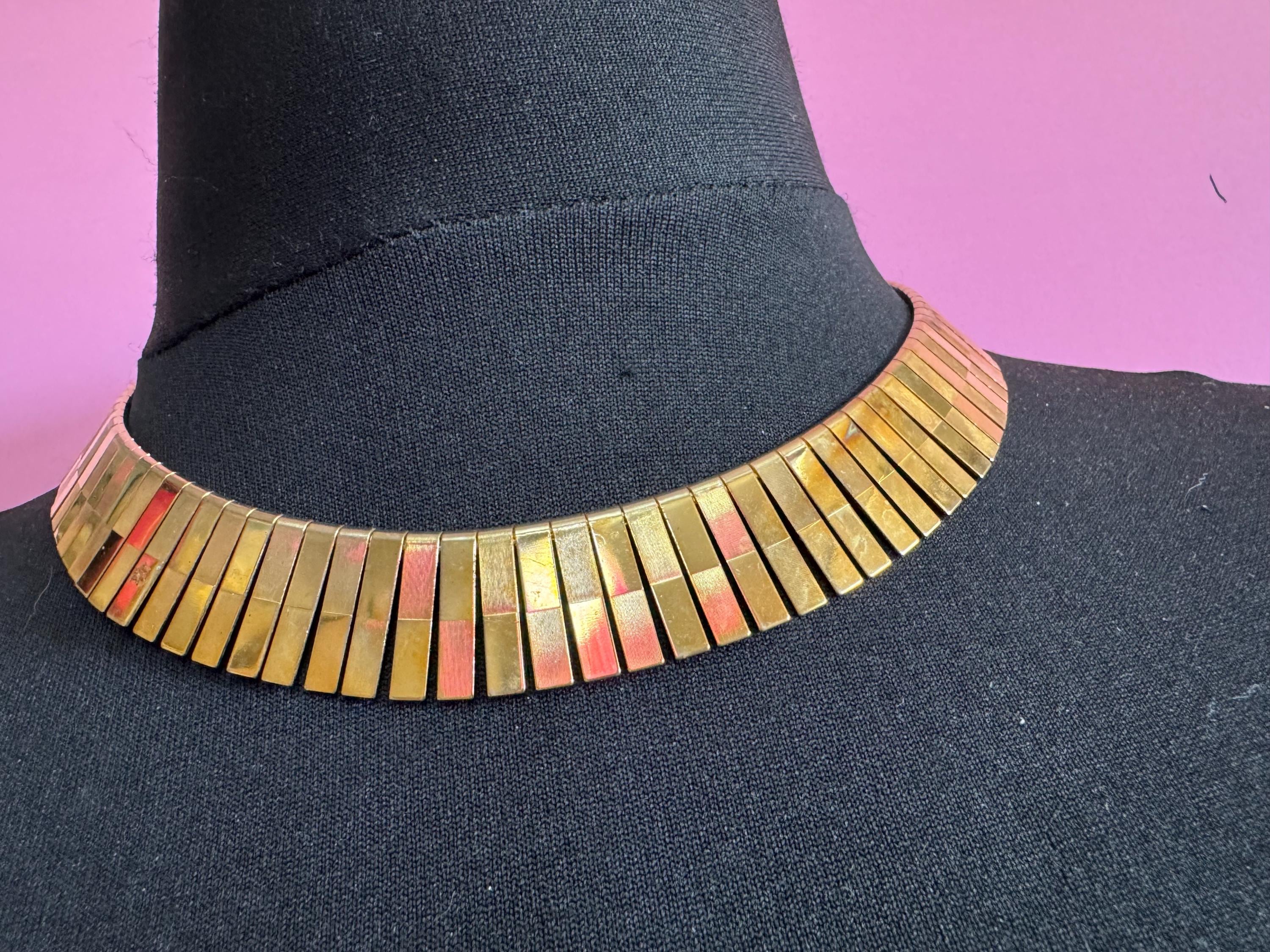 Vintage retro cleopatra Egyptian revival gold tone wide brutalist textured choker Collar necklace