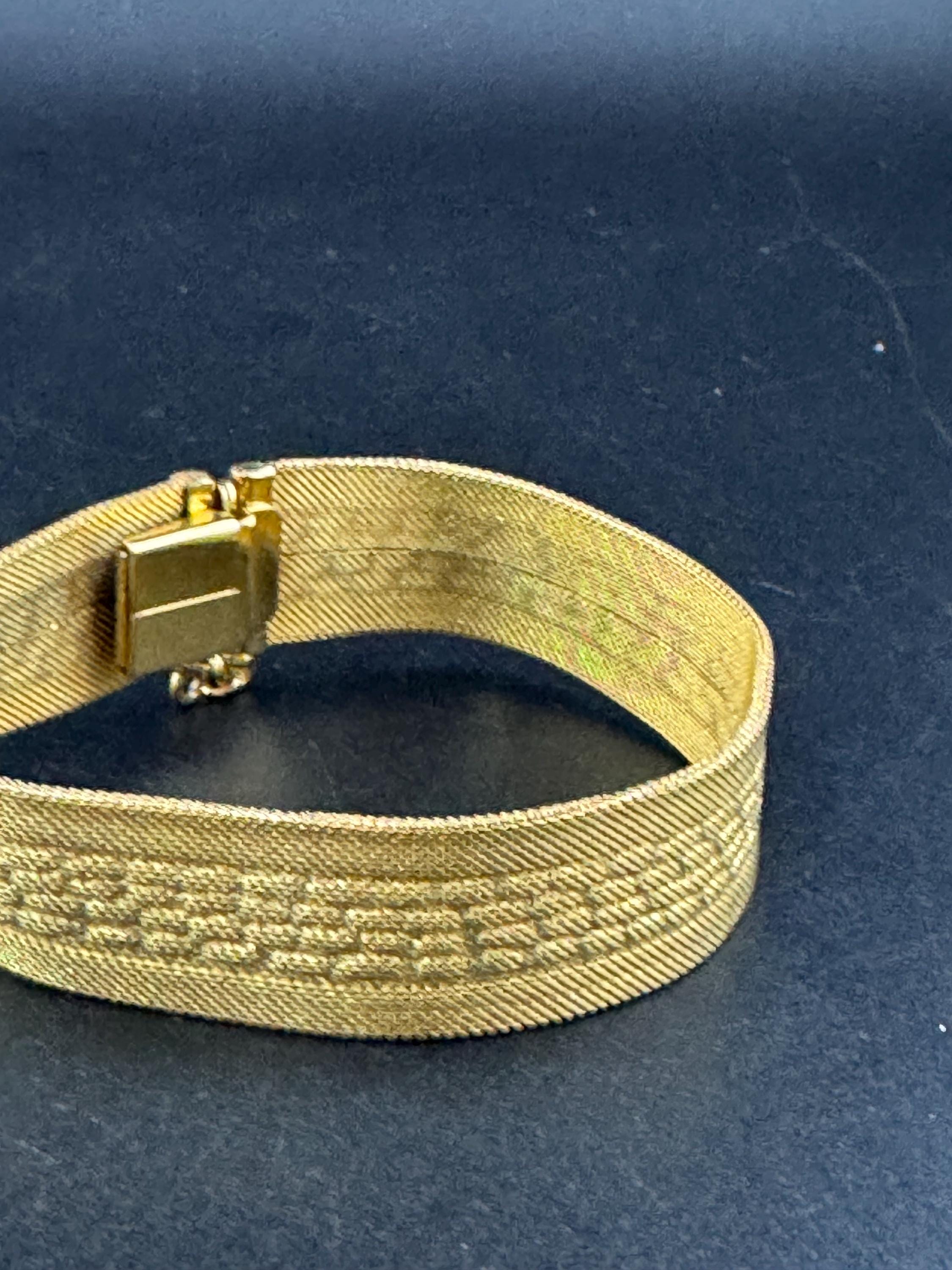 1970s geometric design bright gold plated articulated flat wide mesh bracelet with safety chain