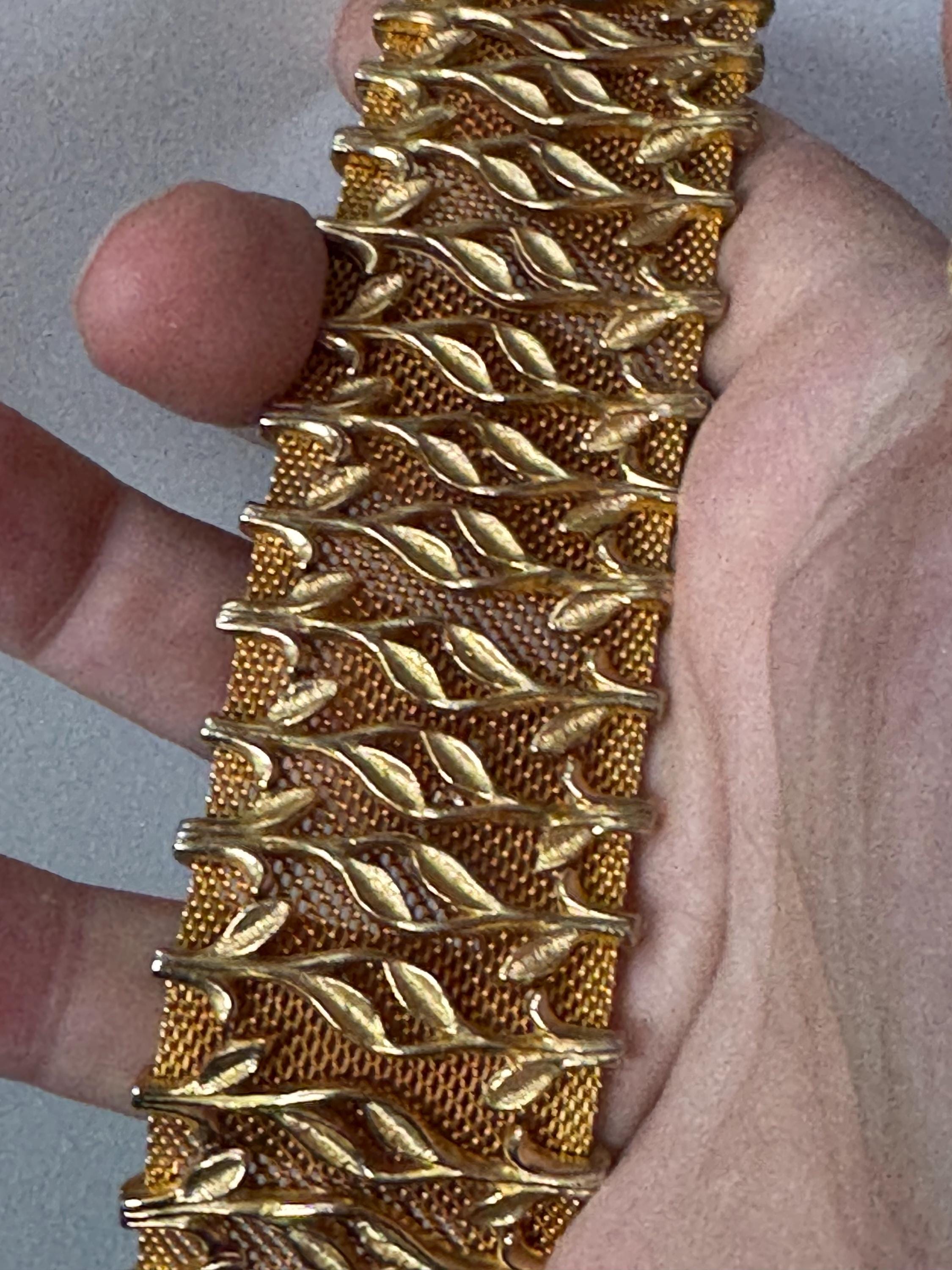 Vintage gold tone 3.5cm wide woven flat articulated Mesh bracelet 18.5cm long with floral detail
