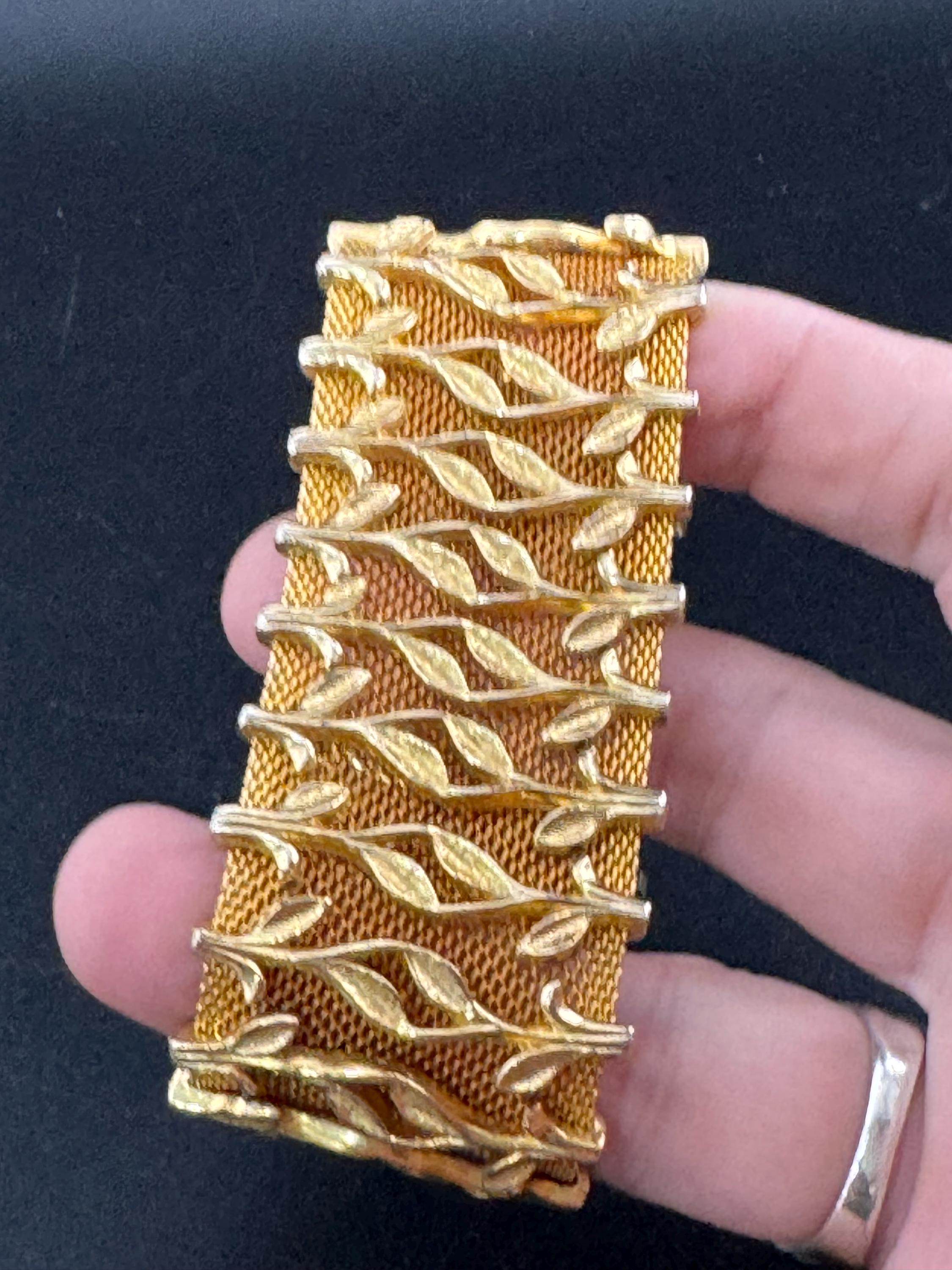 Vintage gold tone 3.5cm wide woven flat articulated Mesh bracelet 18.5cm long with floral detail