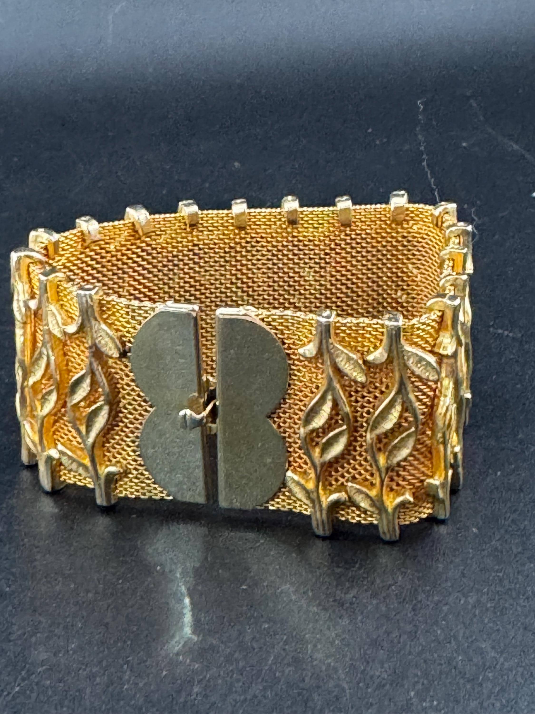 Vintage gold tone 3.5cm wide woven flat articulated Mesh bracelet 18.5cm long with floral detail