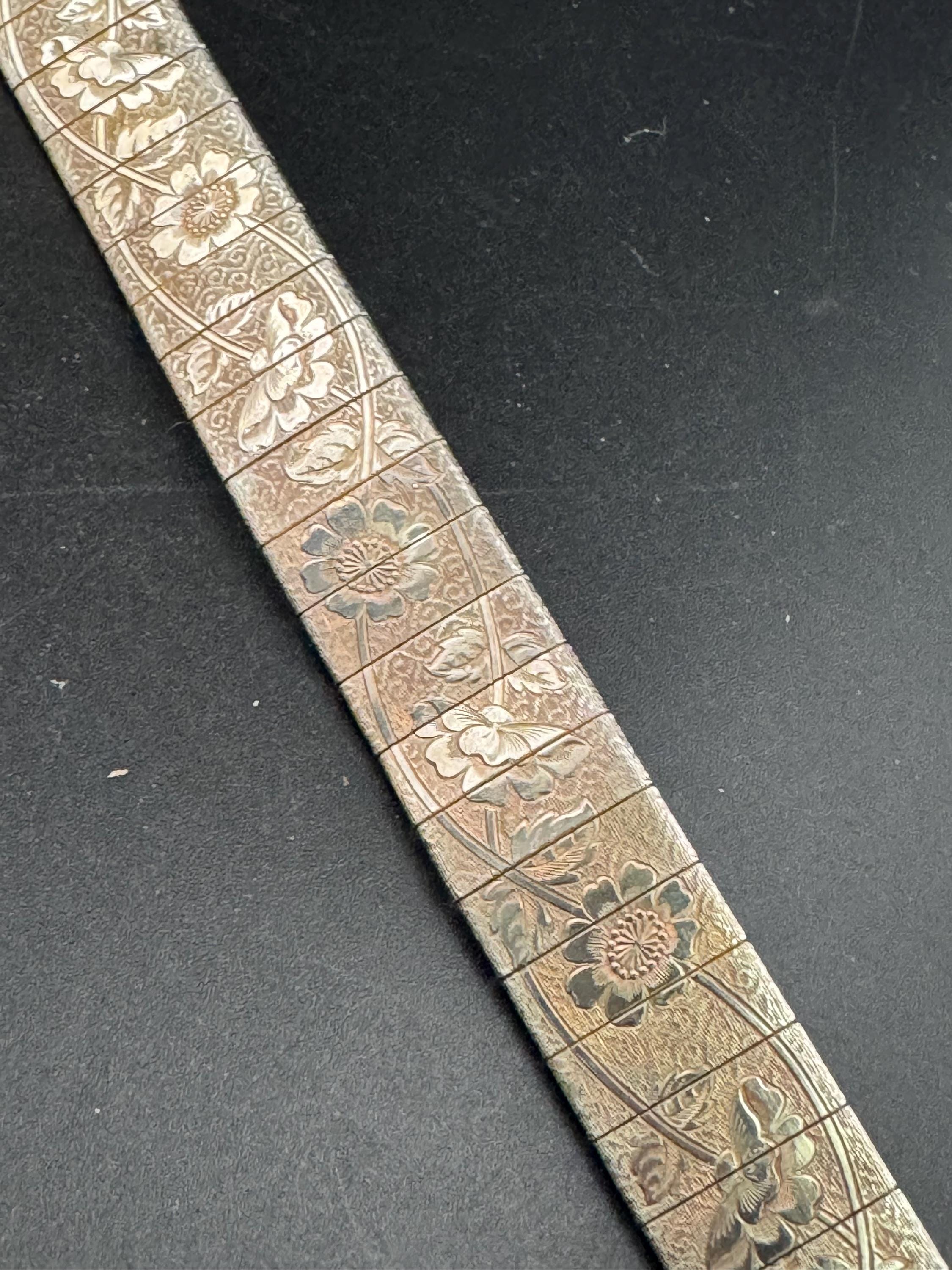 Vintage gold tone 2cm wide woven flat articulated Mesh bracelet engraved with beautiful florals 18.5cm long