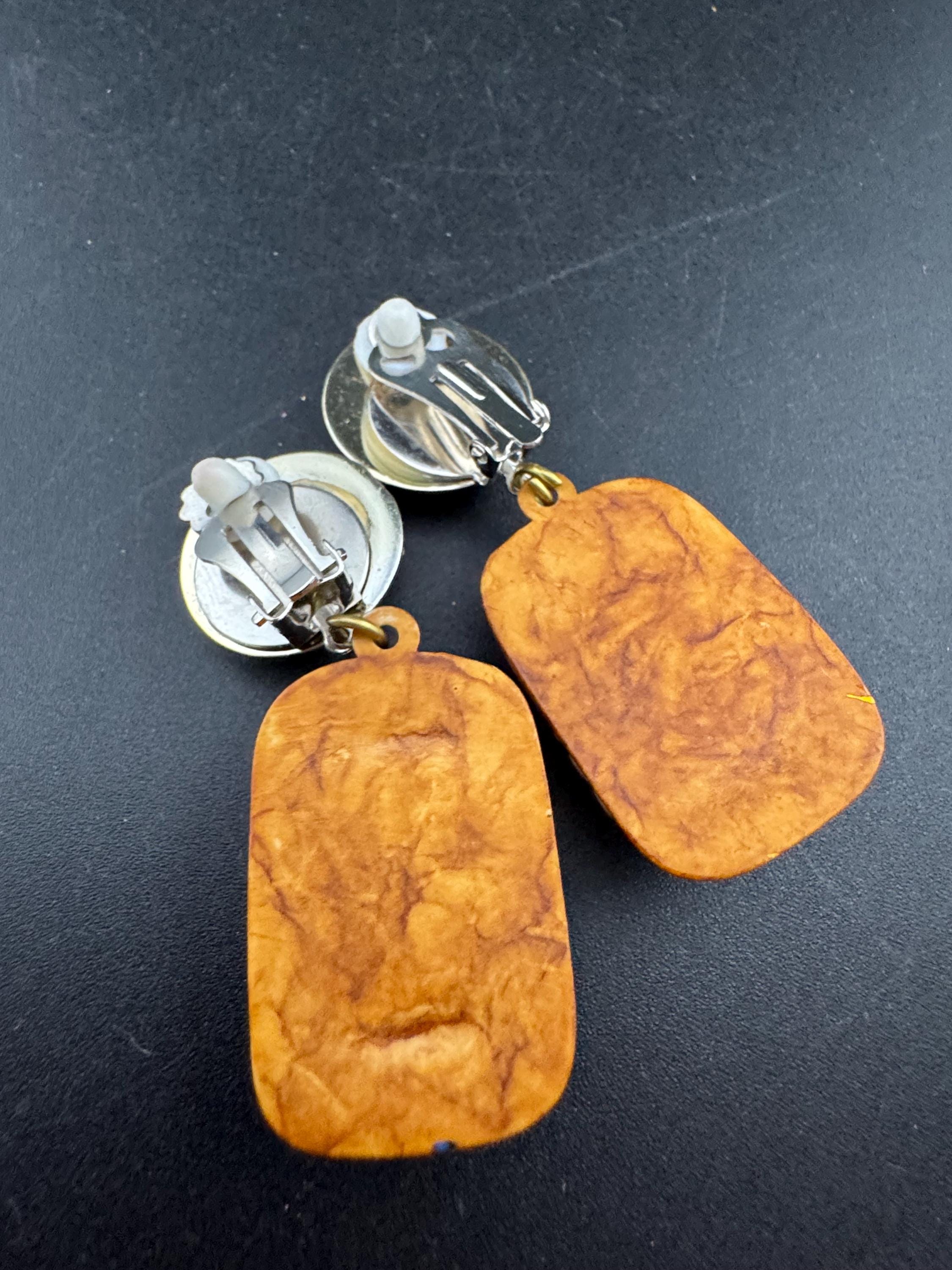 Vintage plastic oversized gold tone brown tan clip on dangly drop earrings lightweight 5cm