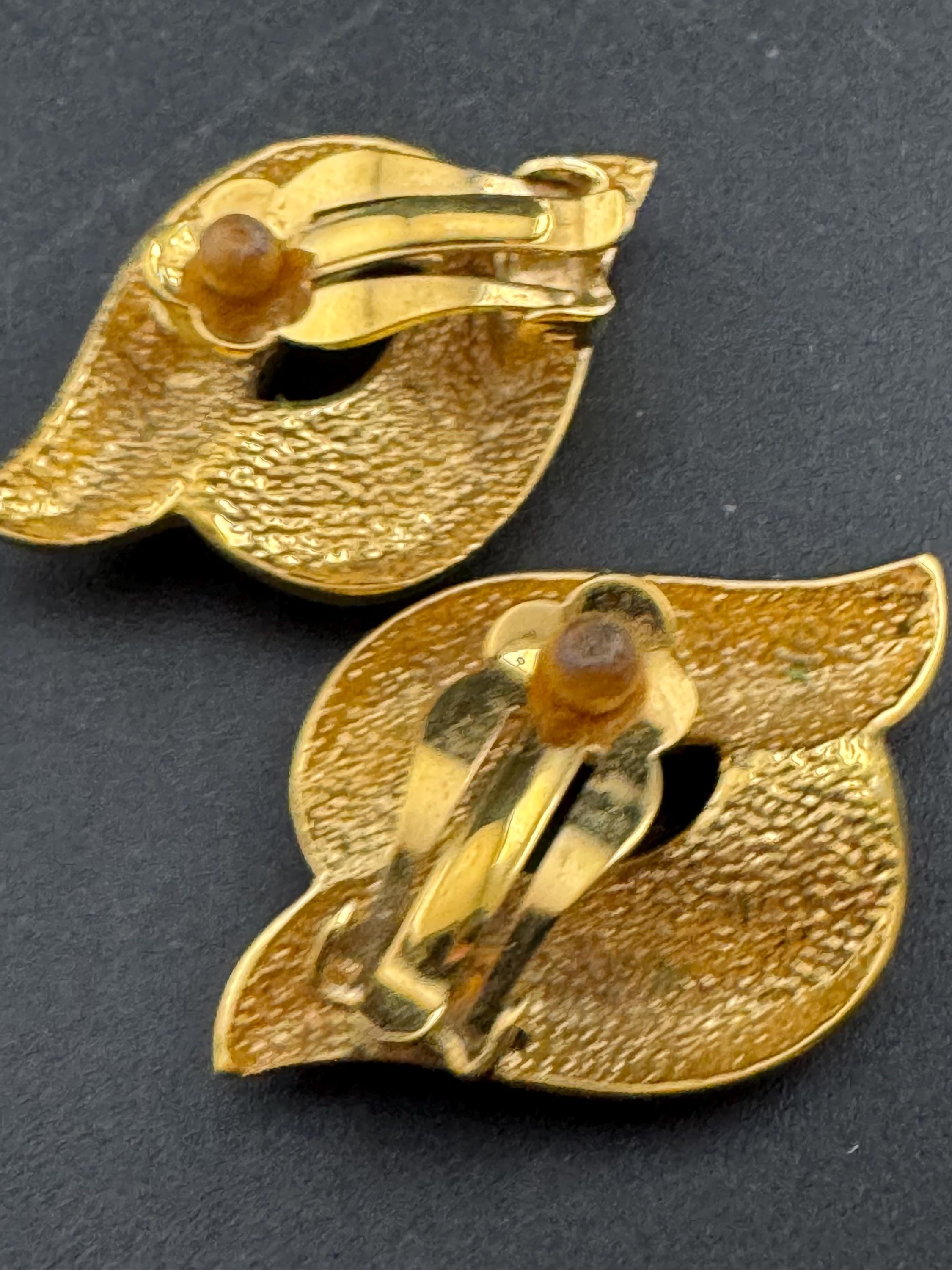Large 3cm abstract clip on earrings, oversized Vintage gold tone swirls