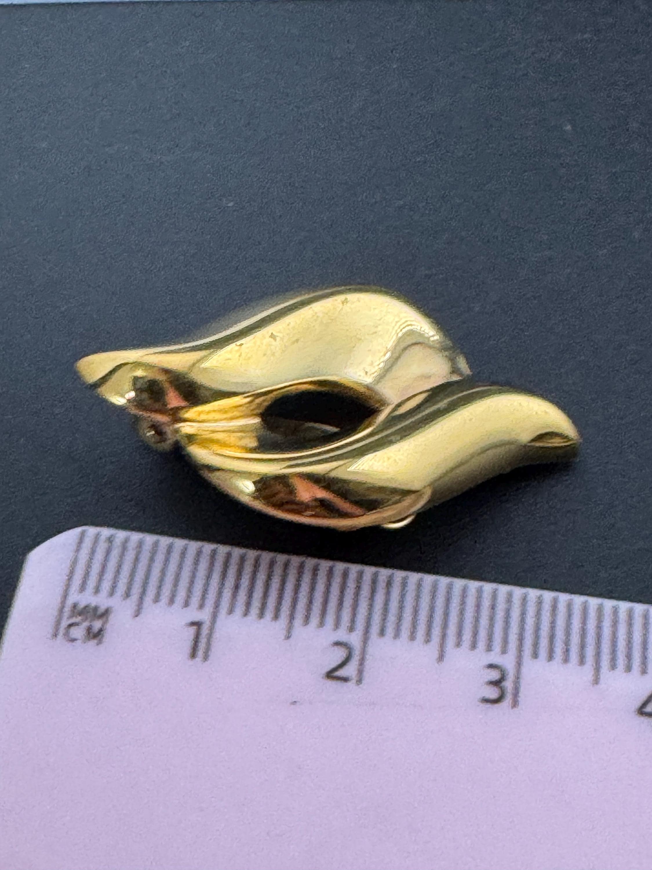 Large 3cm abstract clip on earrings, oversized Vintage gold tone swirls