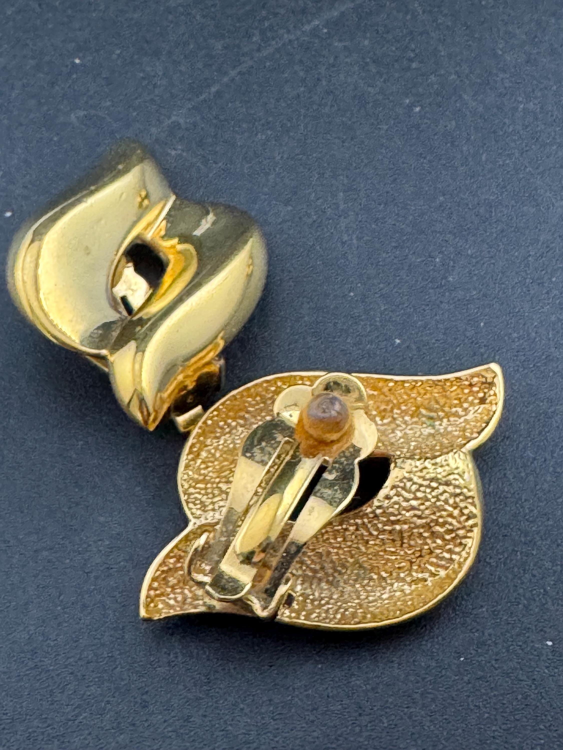 Large 3cm abstract clip on earrings, oversized Vintage gold tone swirls