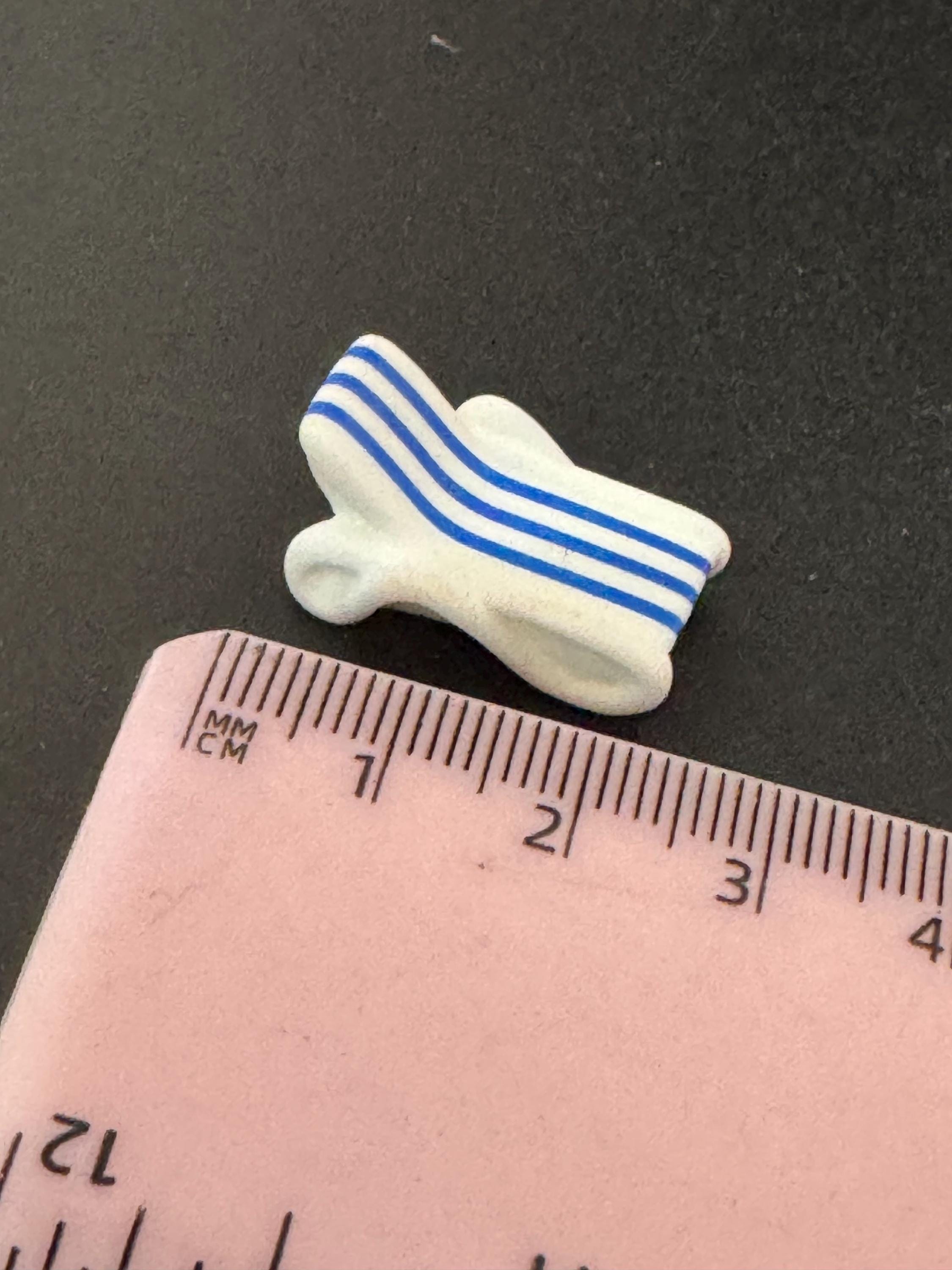 2 x Miniature model beach striped sunbed lounger, ideal railway scenery, craft cake topper decoration dollshouse