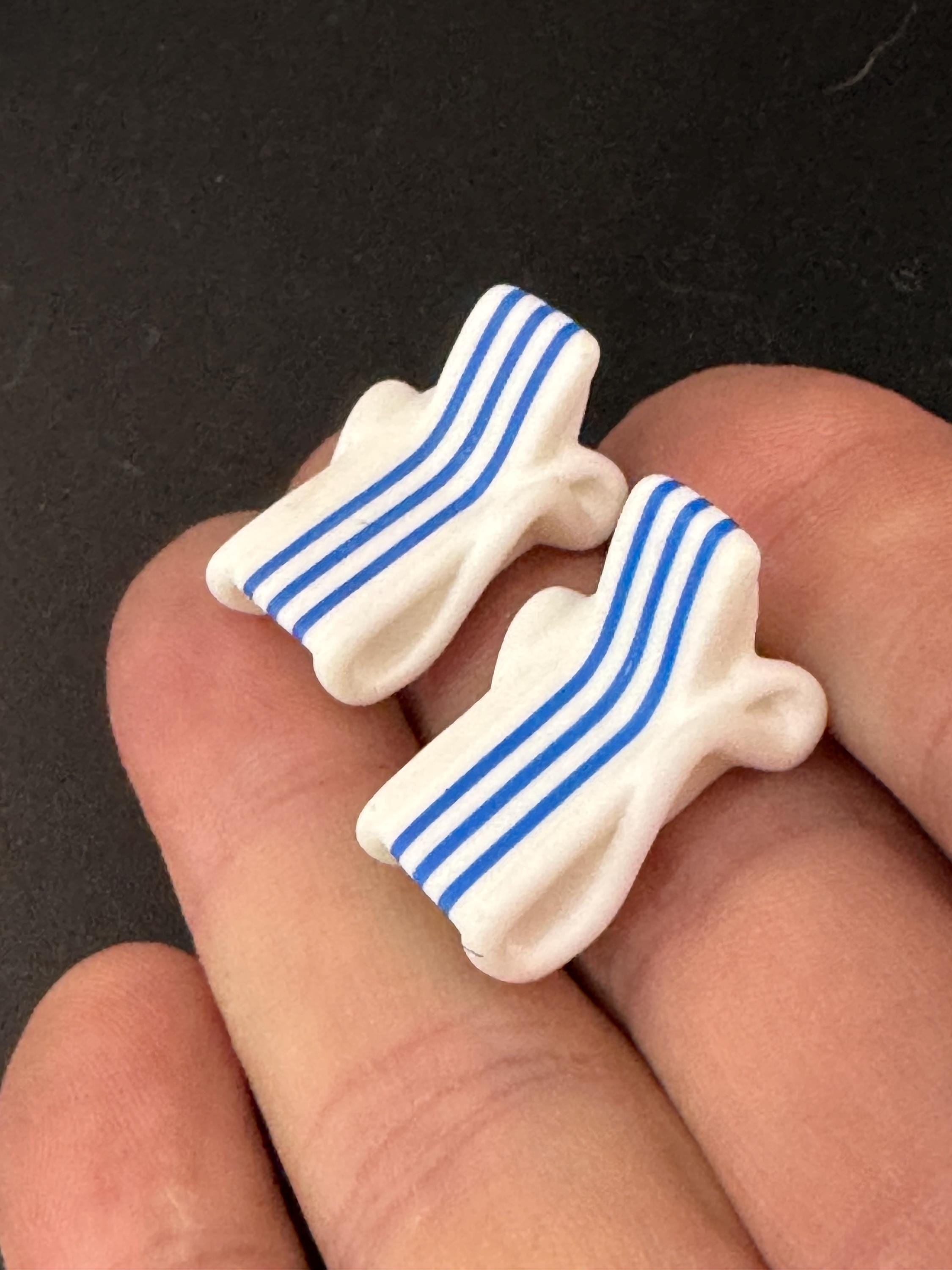 2 x Miniature model beach striped sunbed lounger, ideal railway scenery, craft cake topper decoration dollshouse
