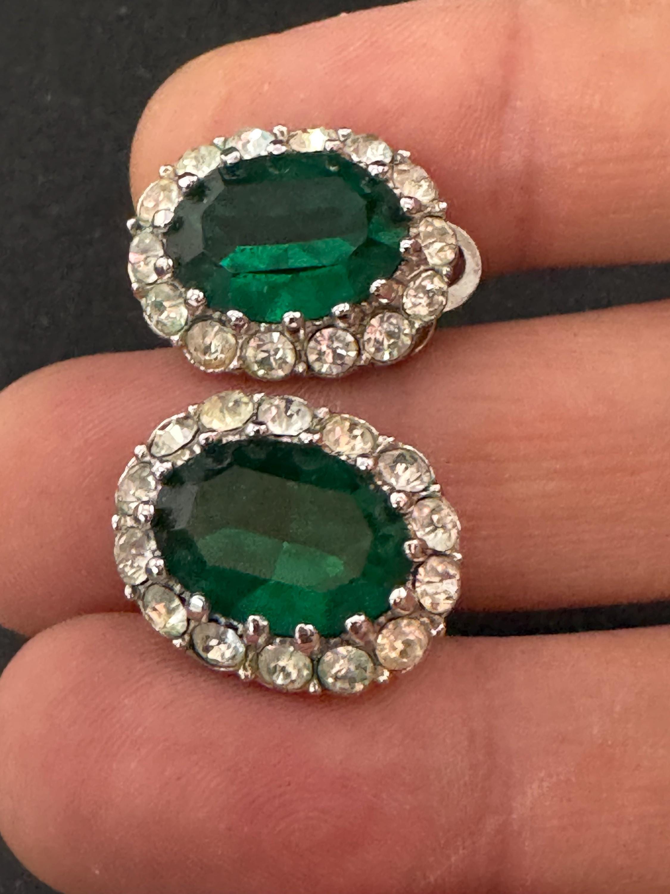 Vintage 2cm dainty silver tone emerald green oval diamanté clip on earrings