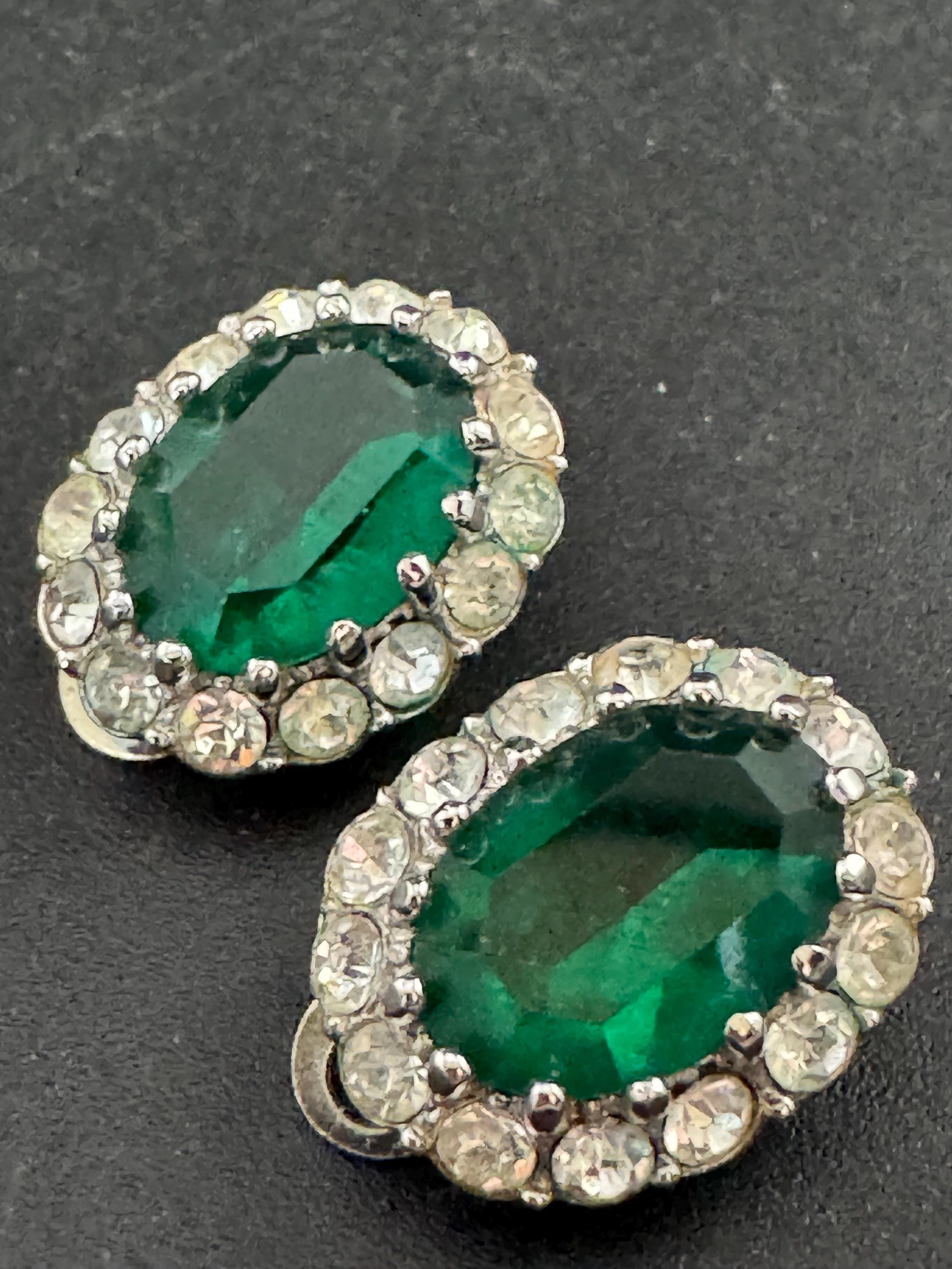 Vintage 2cm dainty silver tone emerald green oval diamanté clip on earrings