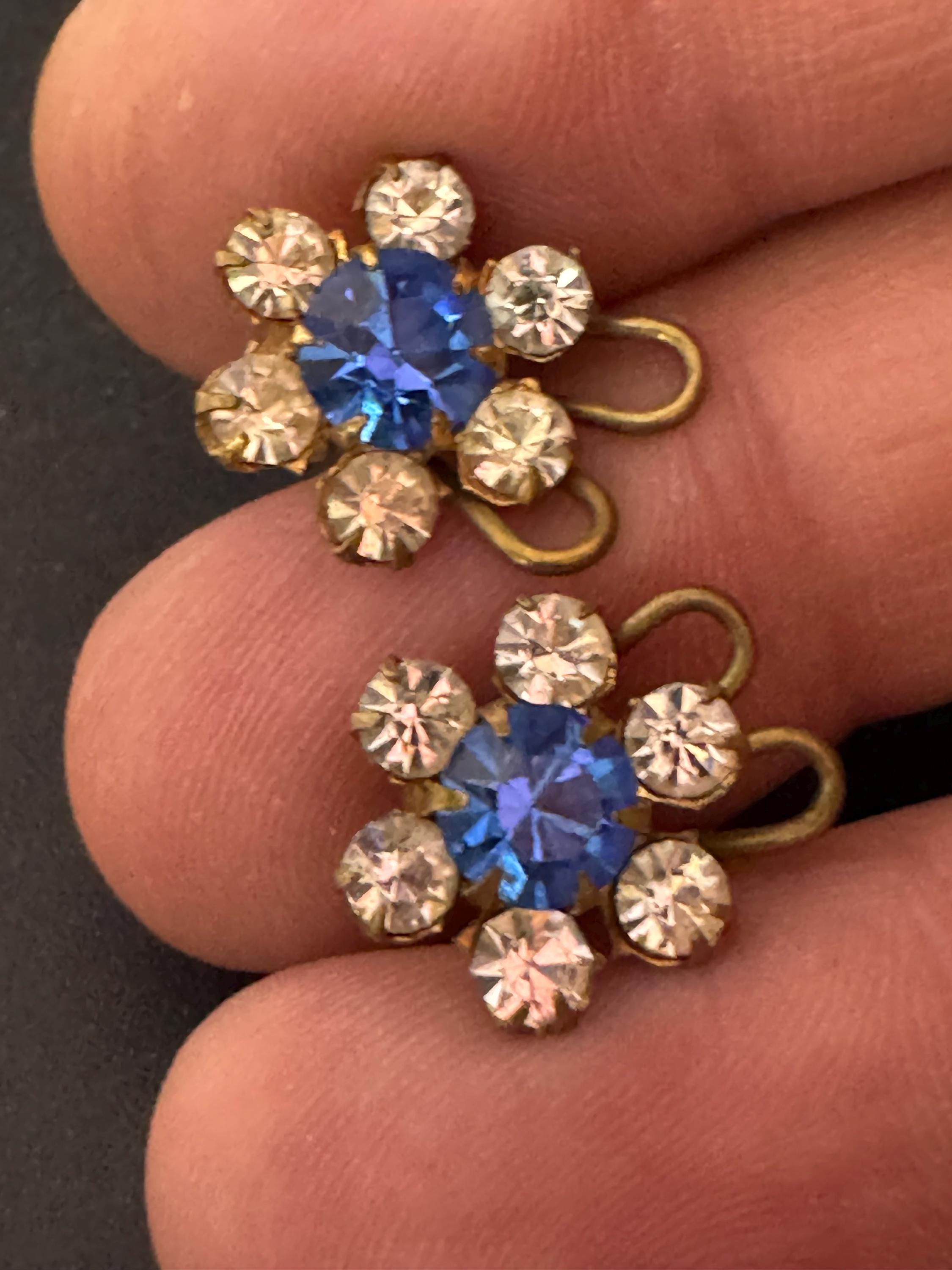vintage small dainty gold tone sapphire blue and clear diamante stud clip on earrings