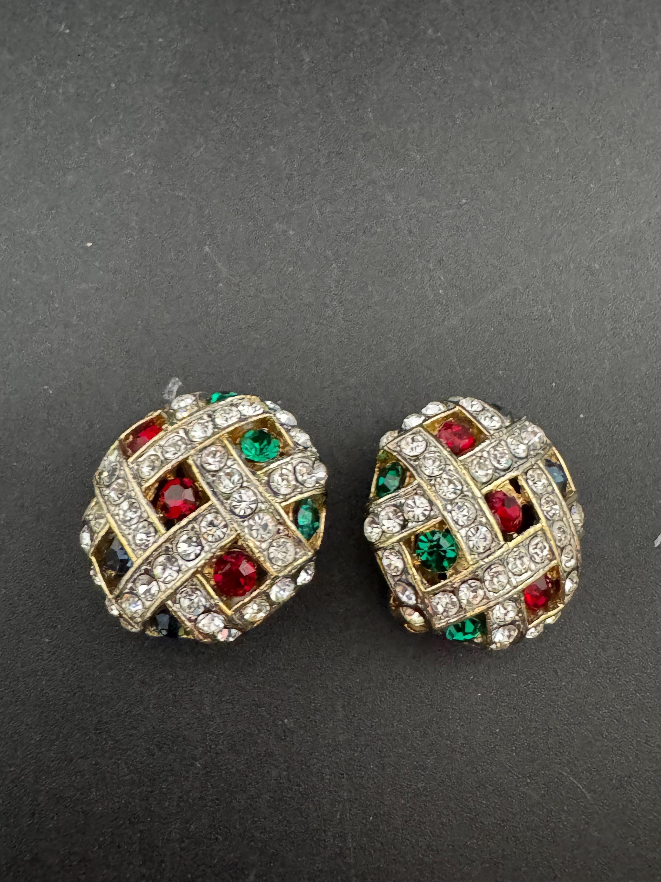 Vintage 1980s gripoix style red green blue rhinestone set round domed clear glass clip on earrings