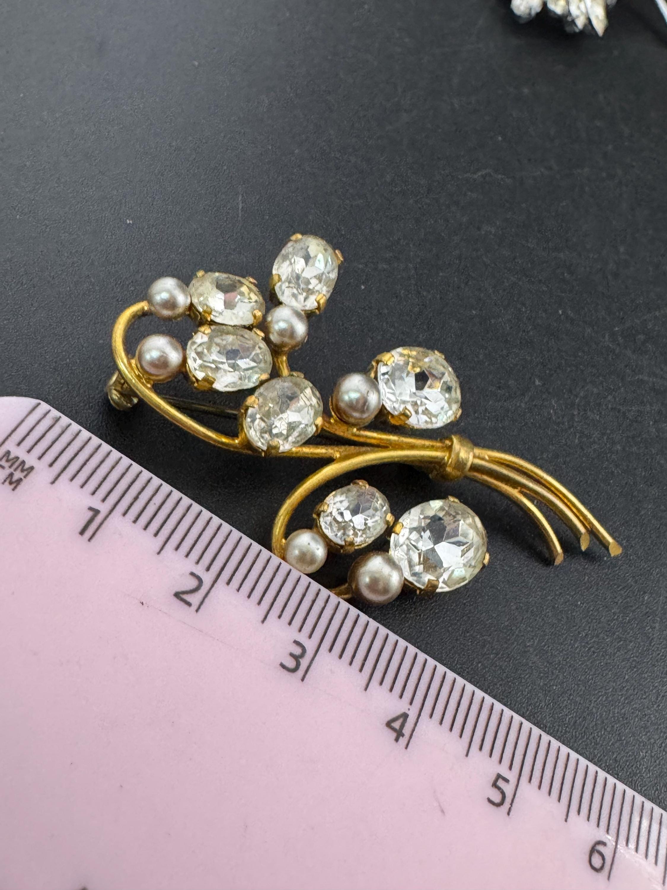 Vintage floral paste glass clear Diamanté silver tone Brooch