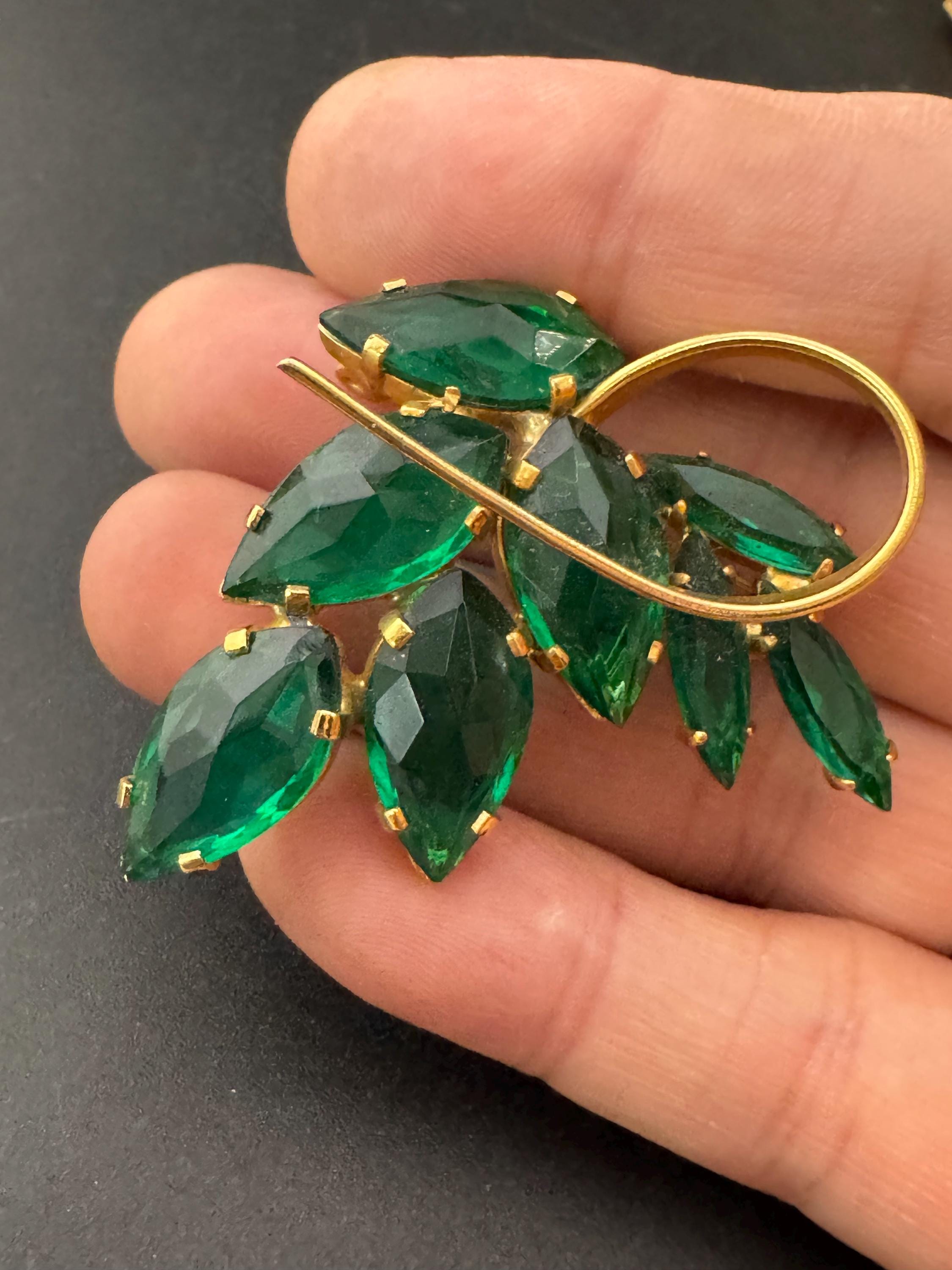 Vintage MCM gold tone emerald green rhinestone glass floral brooch 1950s