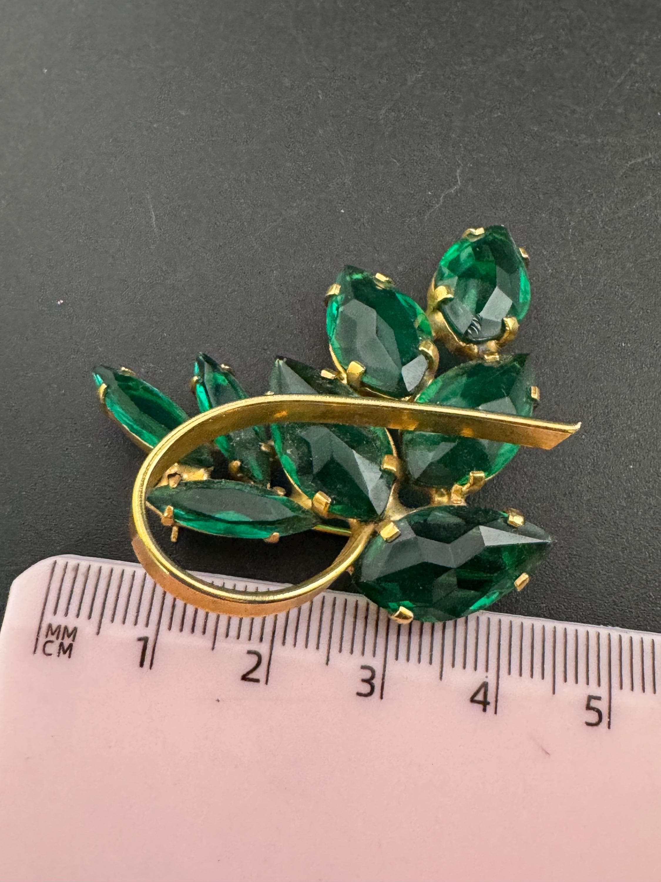 Vintage MCM gold tone emerald green rhinestone glass floral brooch 1950s