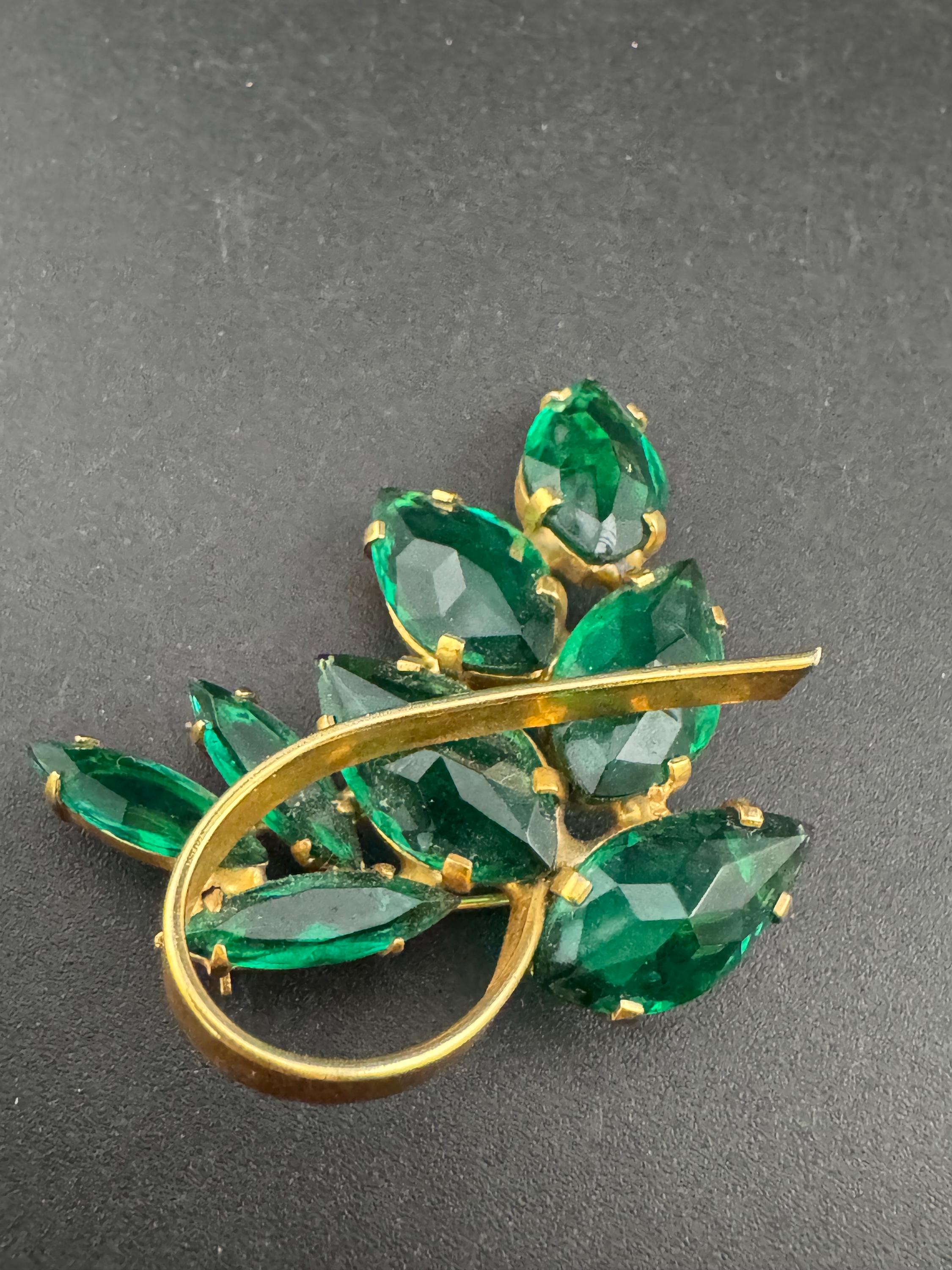 Vintage MCM gold tone emerald green rhinestone glass floral brooch 1950s