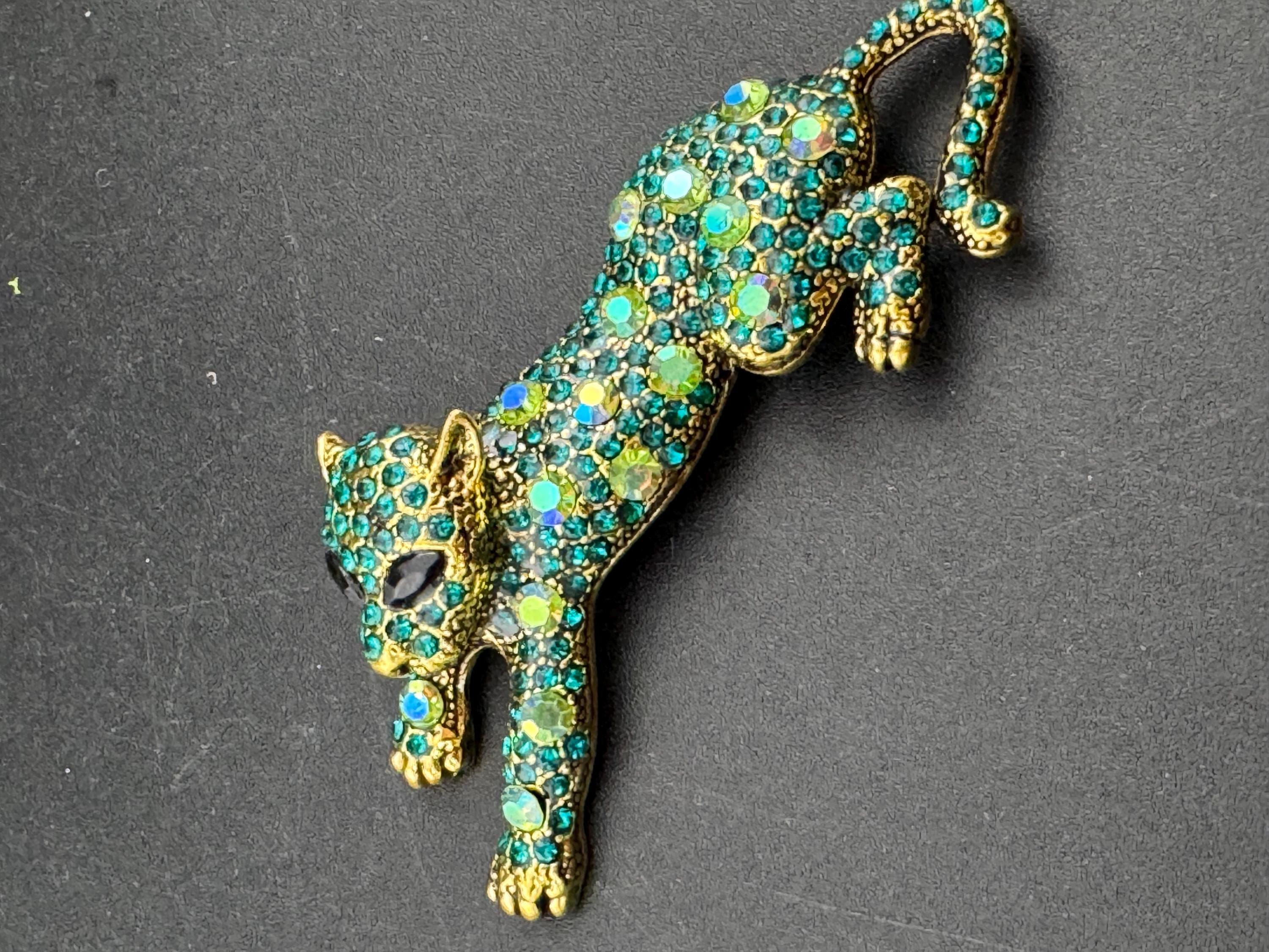 Retro emerald green AB rhinestone Diamanté Big Cat leopard brooch, gold tone