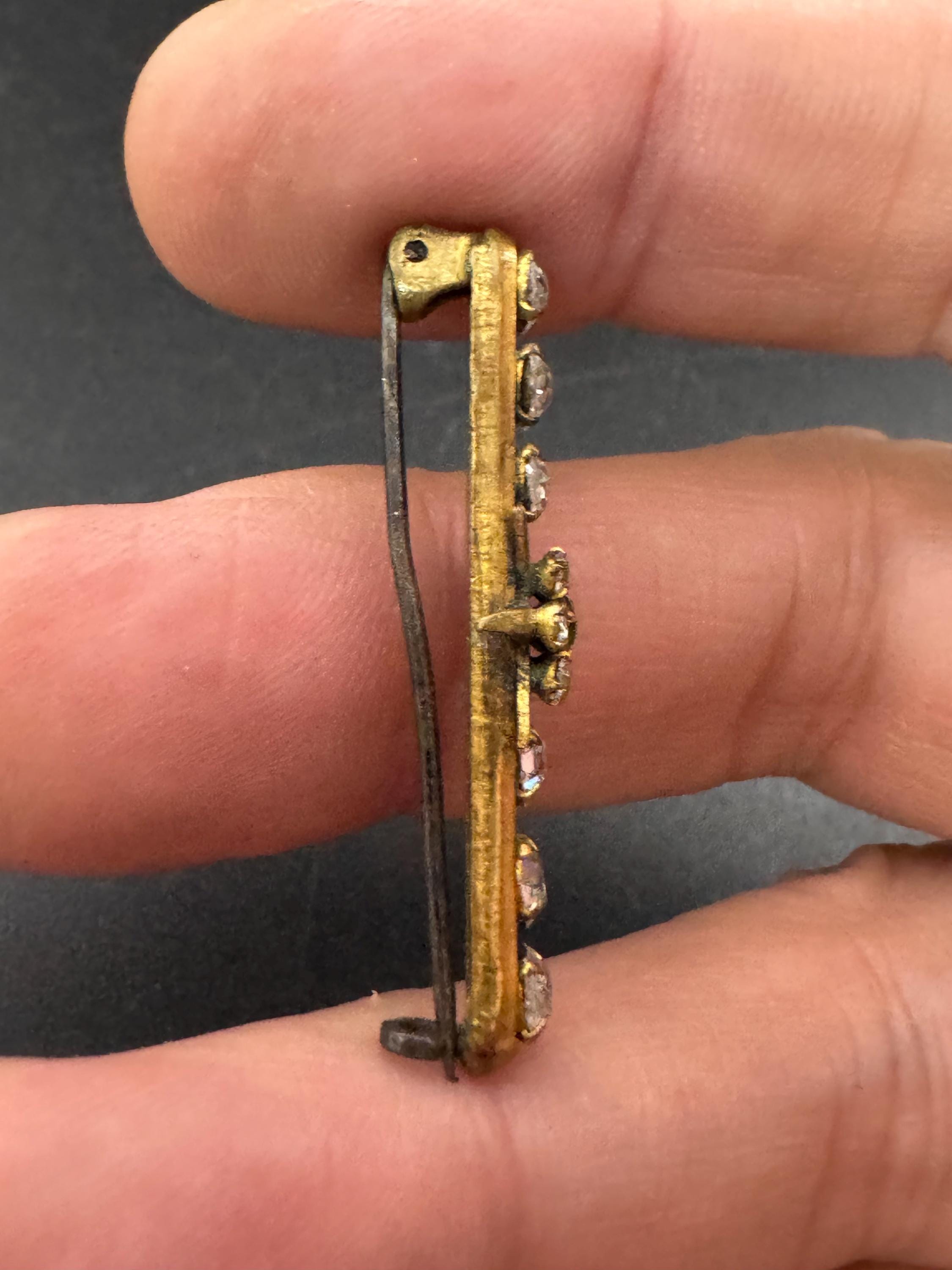 Vintage clear Rhinestone Bar Brooch: Gold Tone Victorian (4cm)