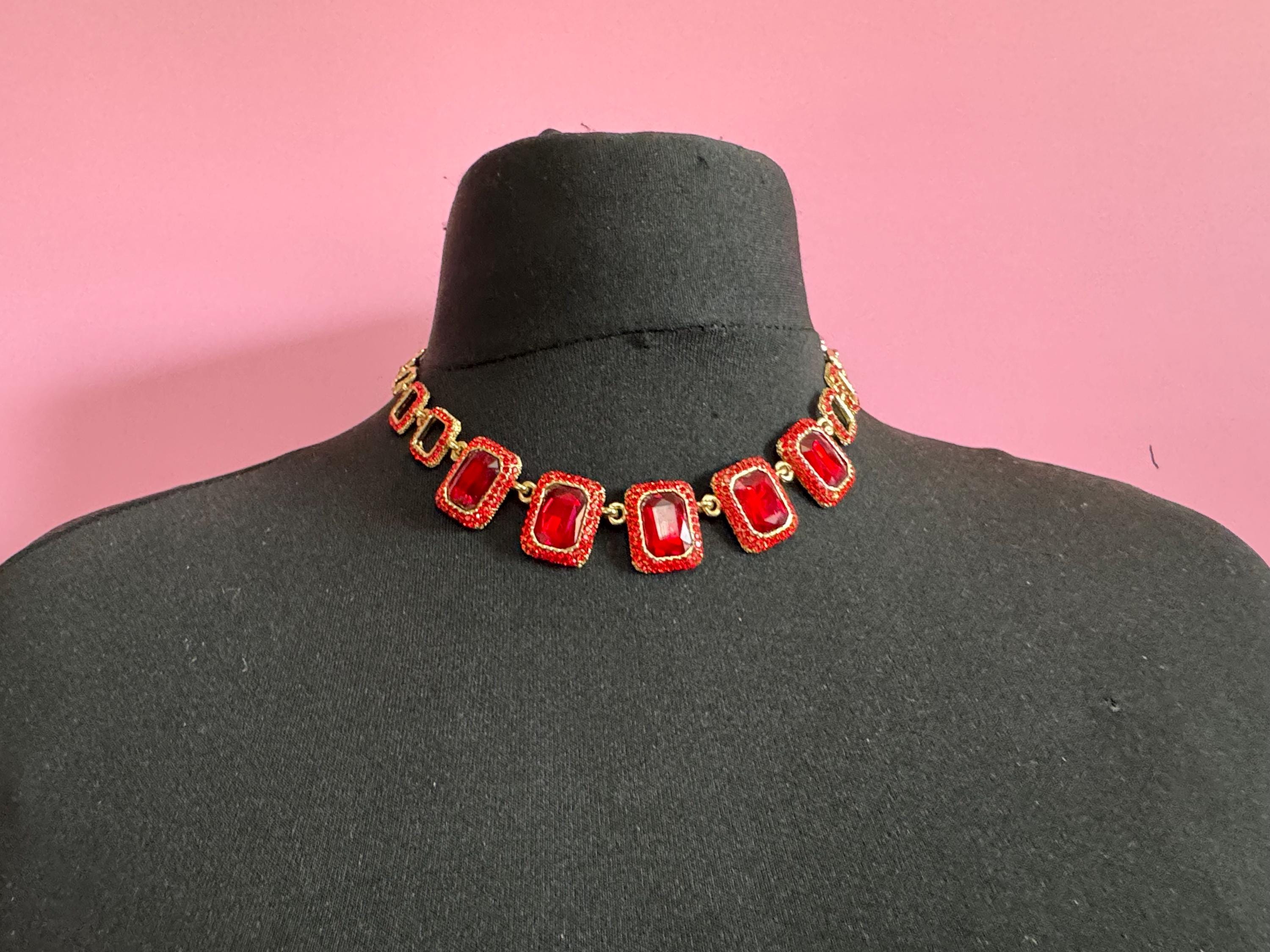 Retro gold tone Ruby red diamanté rhinestone choker necklace