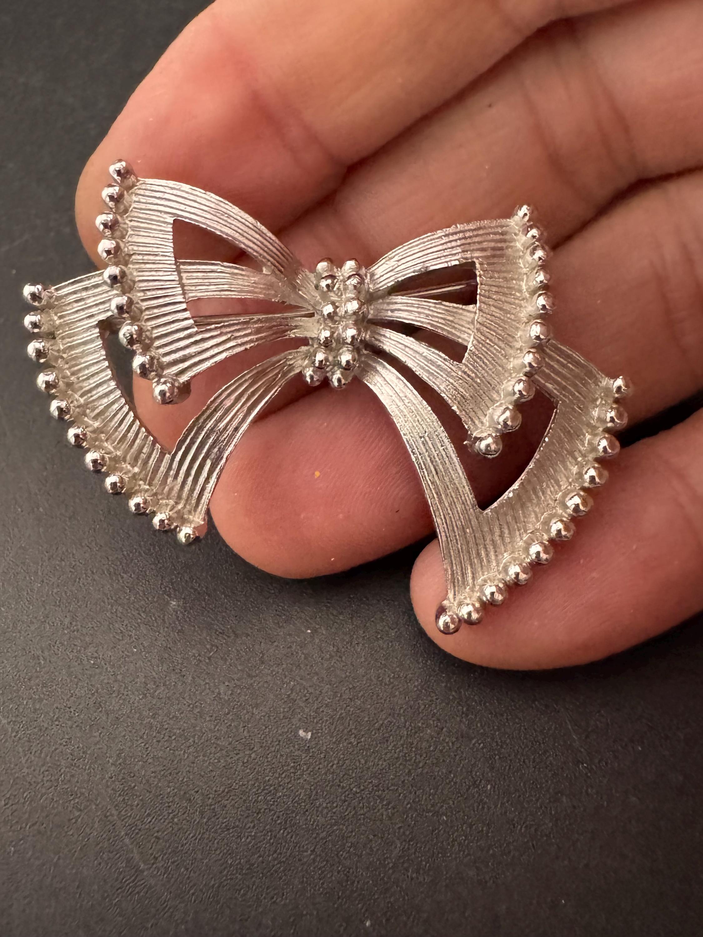 Vintage signed TRIFARI bow brooch, 4.5cm silver plated