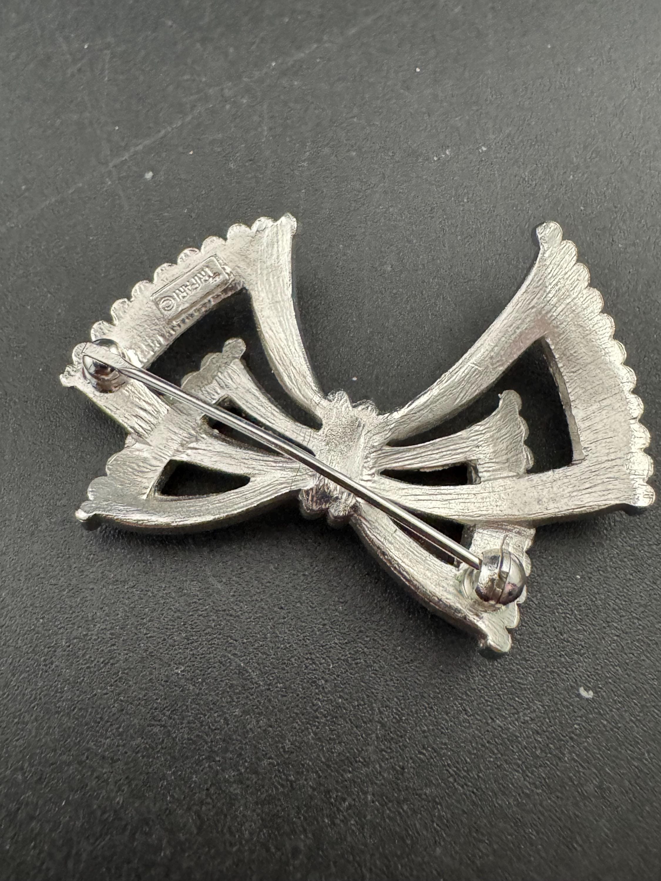 Vintage signed TRIFARI bow brooch, 4.5cm silver plated