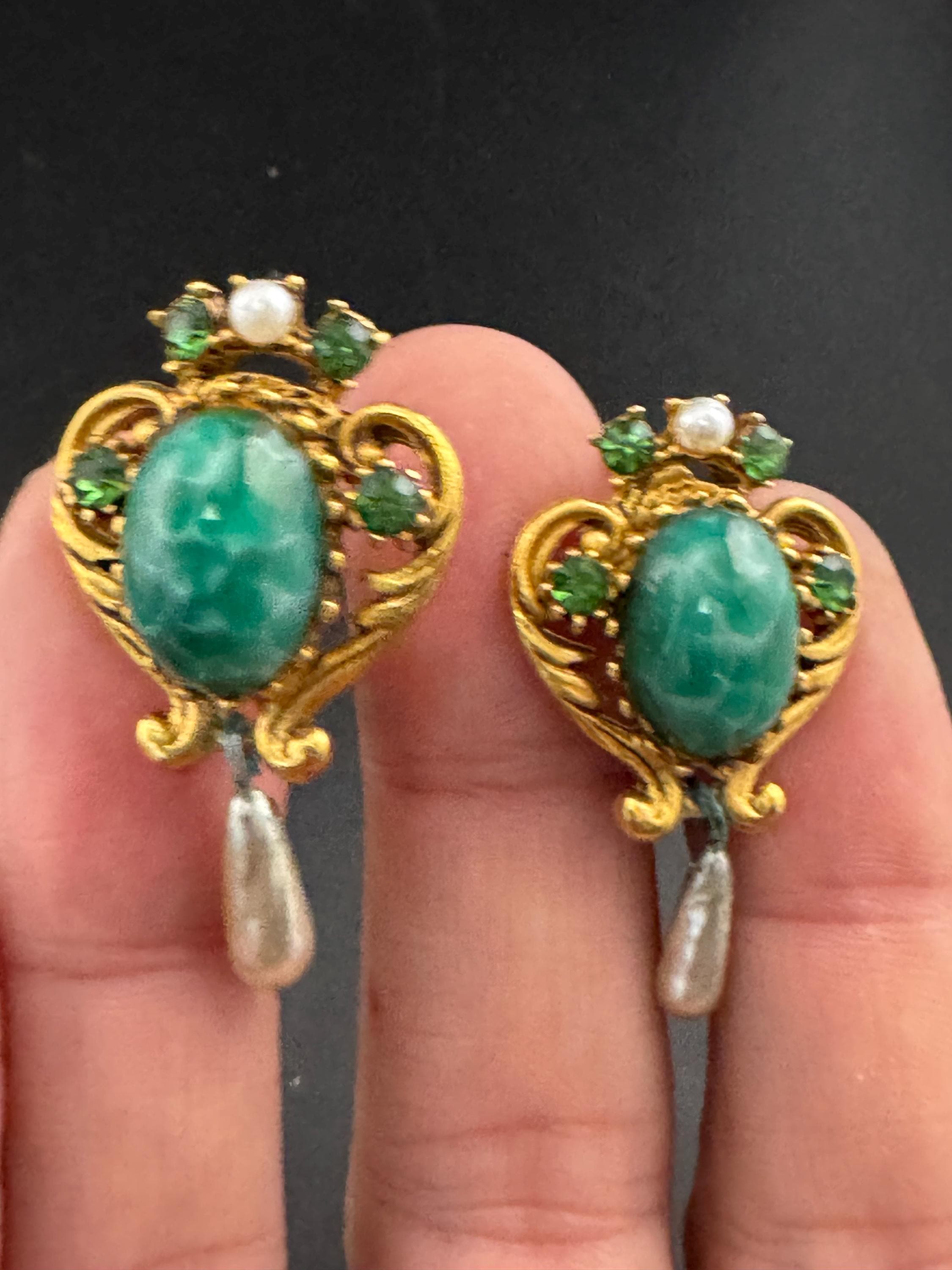Signed Florenza Green Peking glass pearl drop clip on earrings