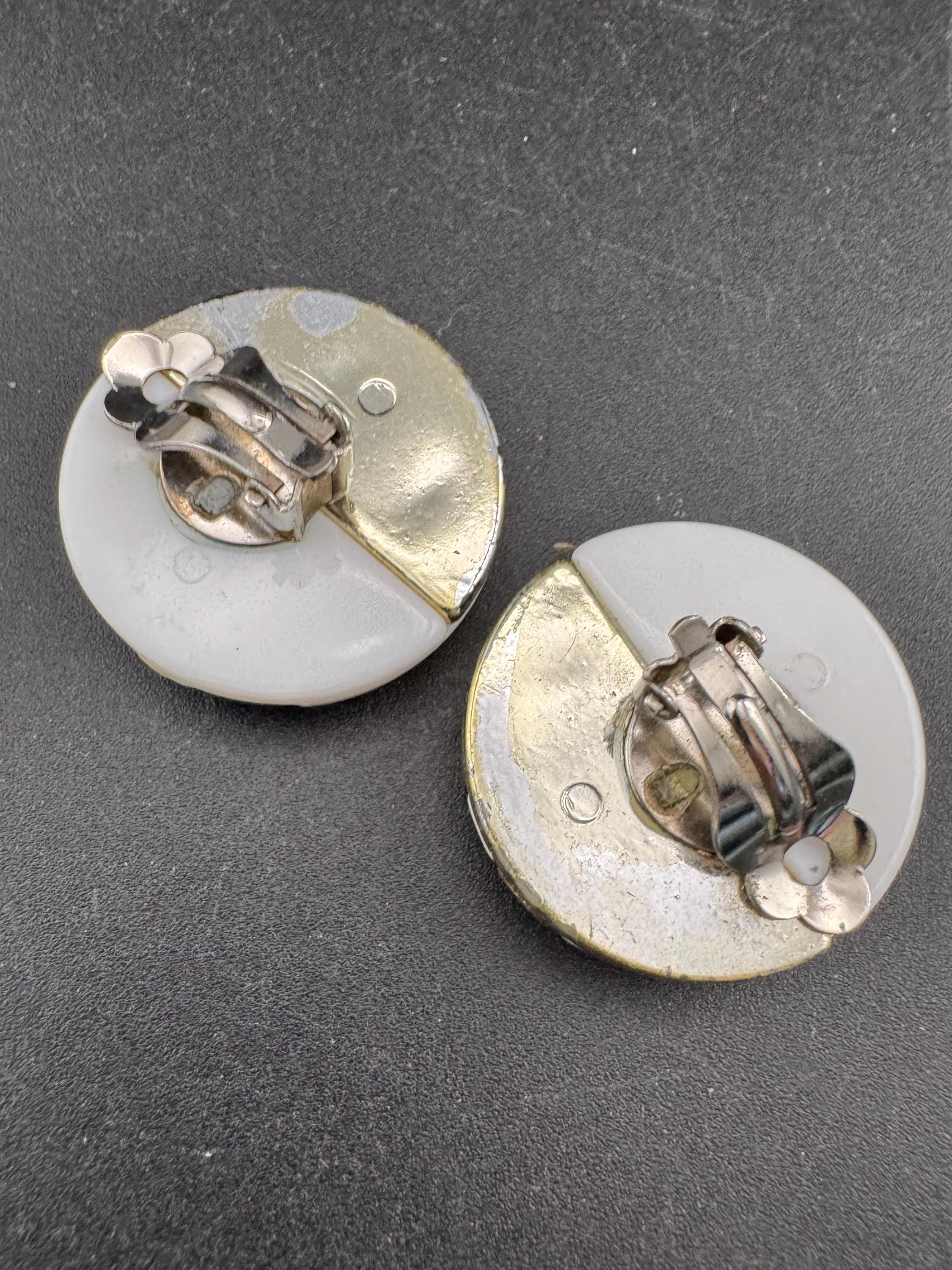 vintage 3cm white and gold striped round plastic button disc stud clip on earrings