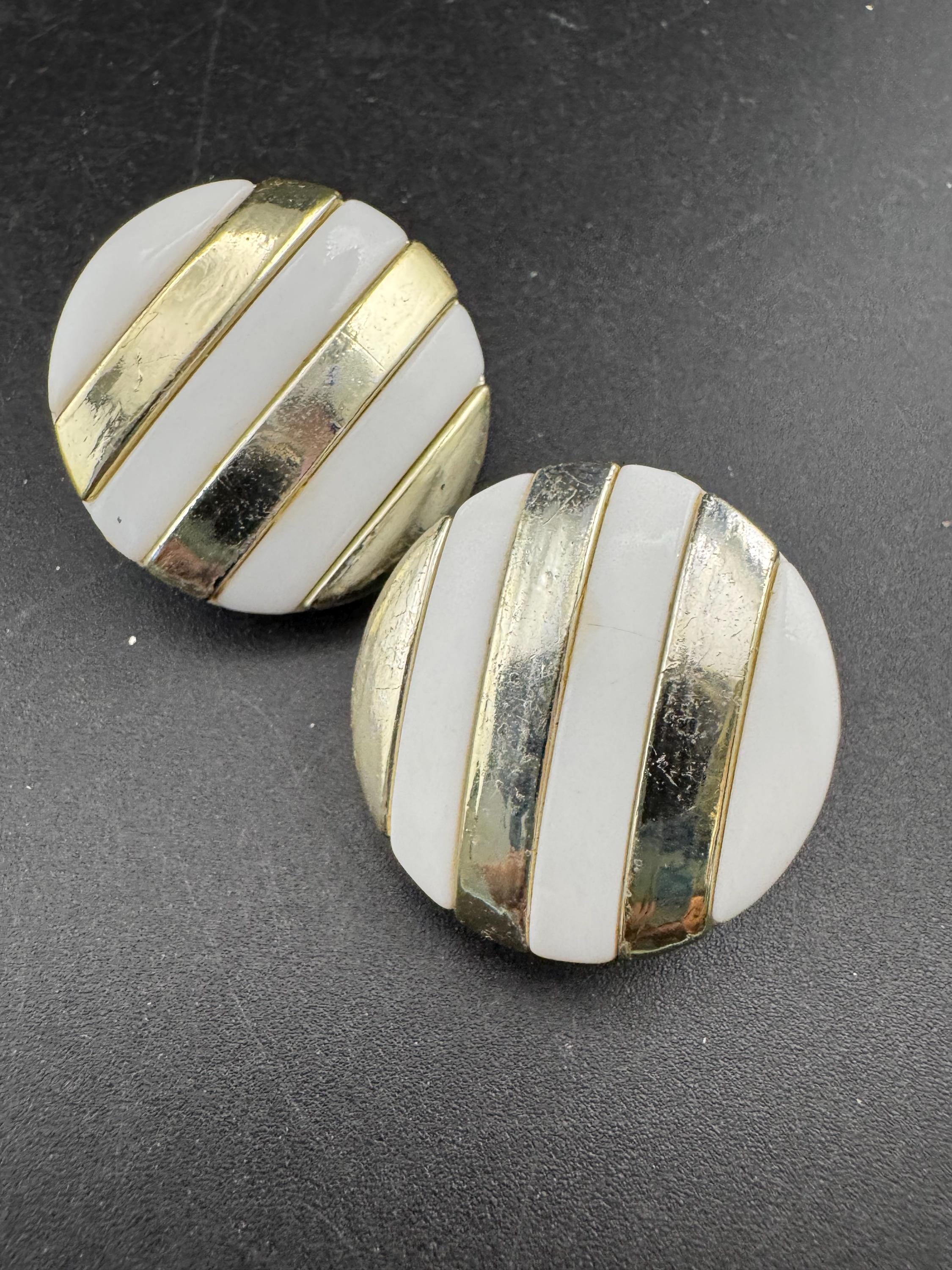 vintage 3cm white and gold striped round plastic button disc stud clip on earrings