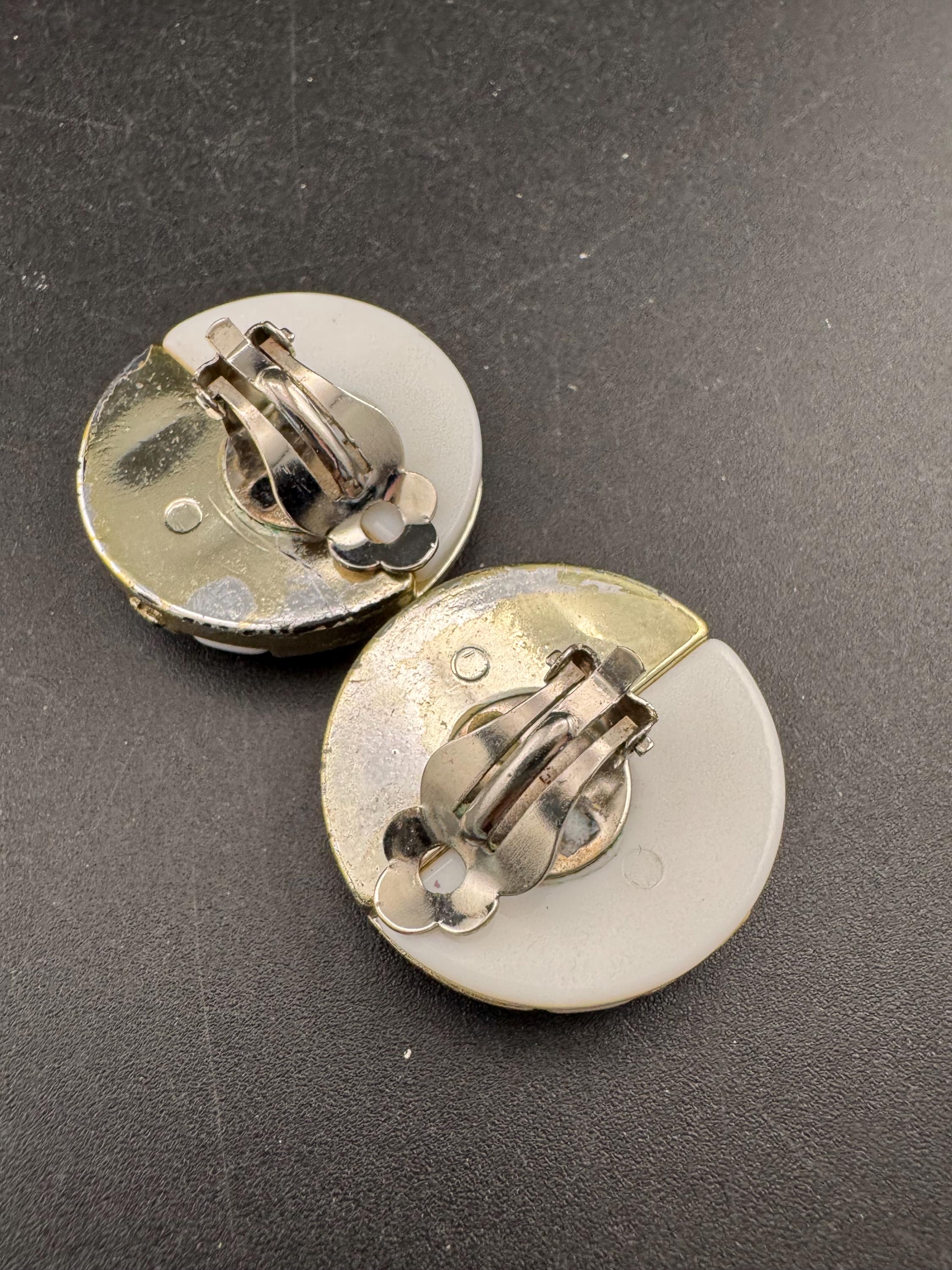 vintage 3cm white and gold striped round plastic button disc stud clip on earrings