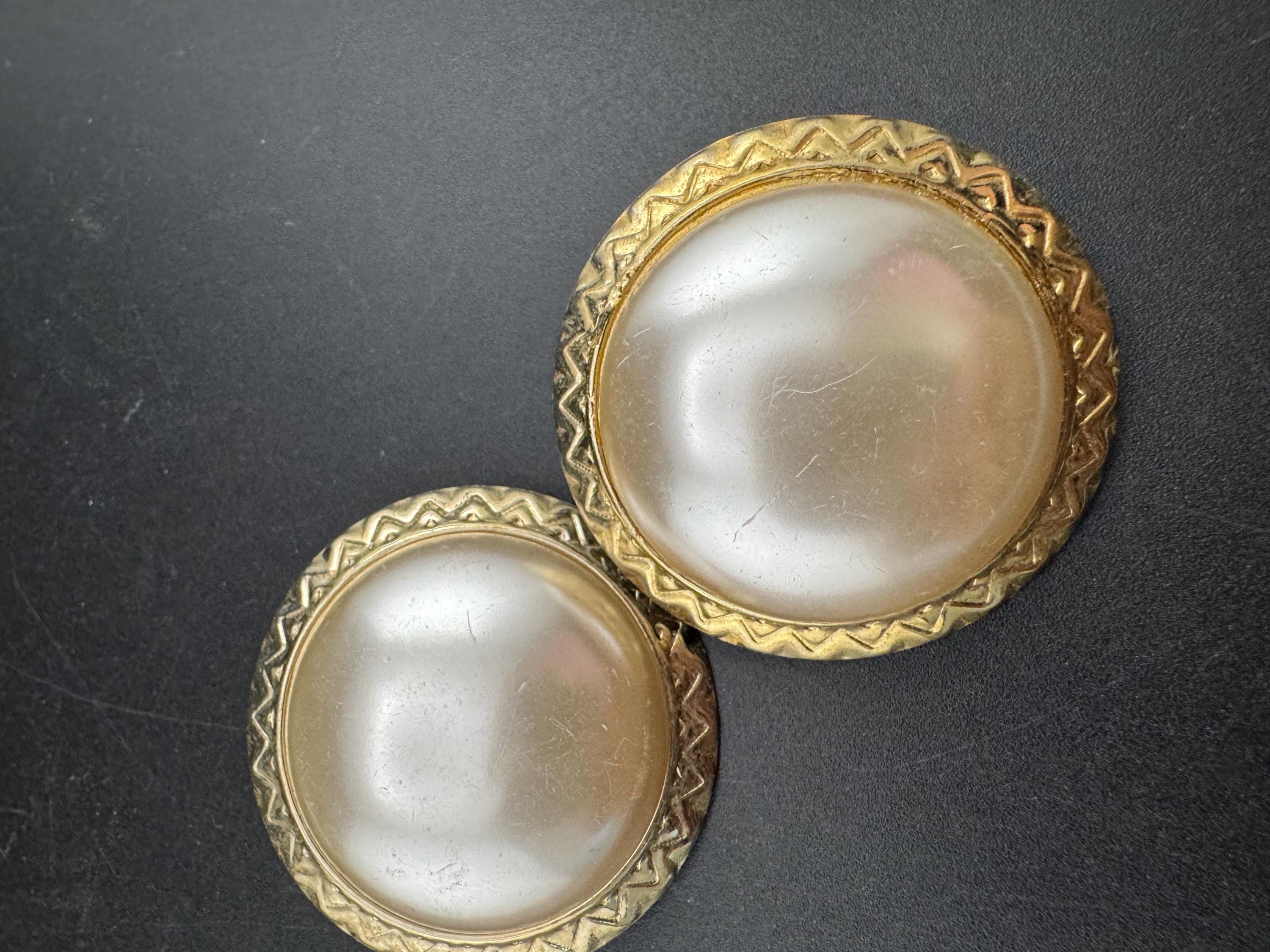 Vintage oversized pearl Clip On Earrings: Gold Tone metal (4.5cm)