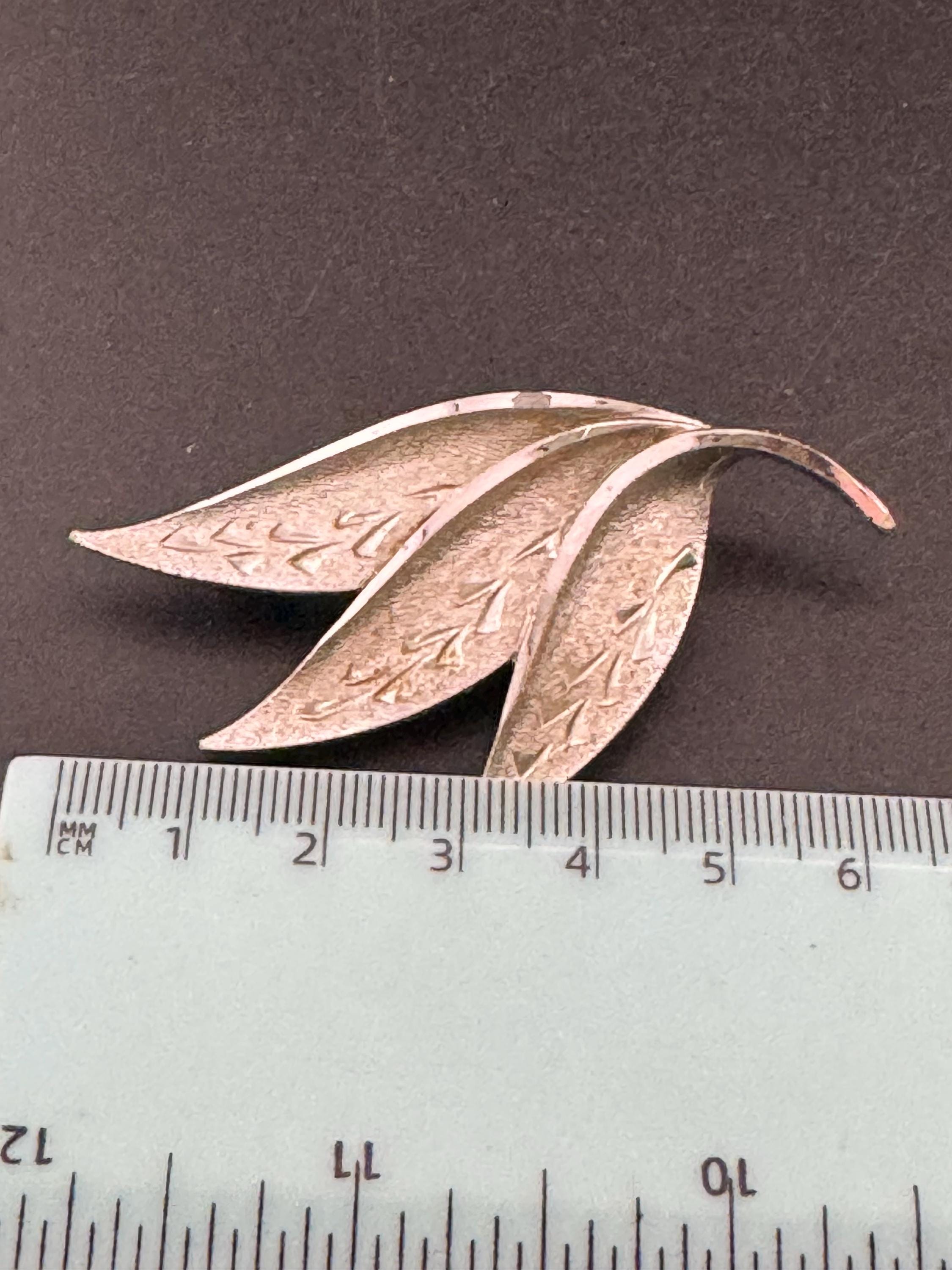 vintage modernist abstract leaf brooch, 6cm silver tone