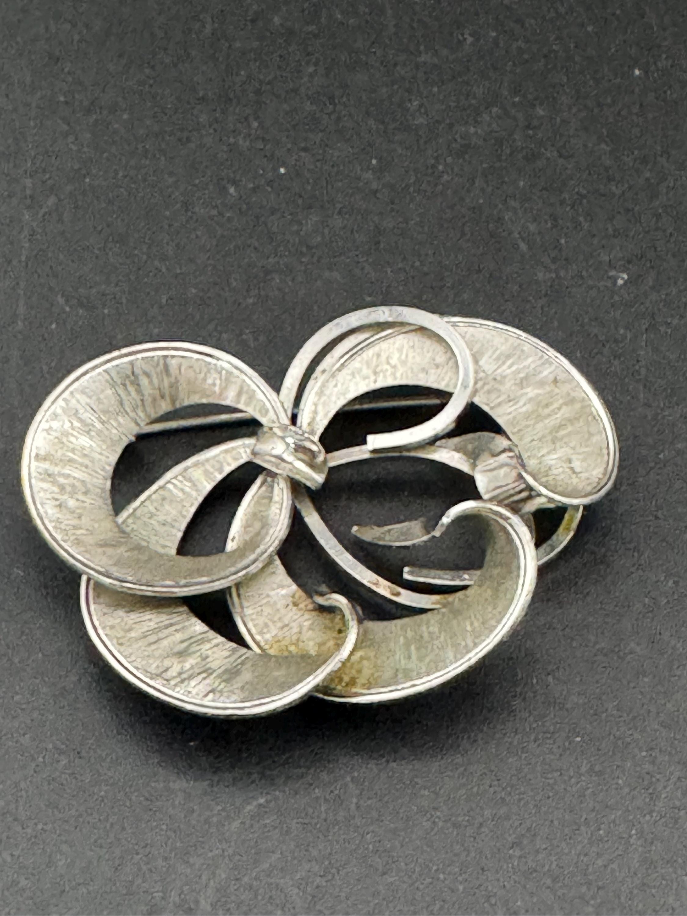 vintage abstract brutalist swirl ribbon brooch, 6cm silver tone