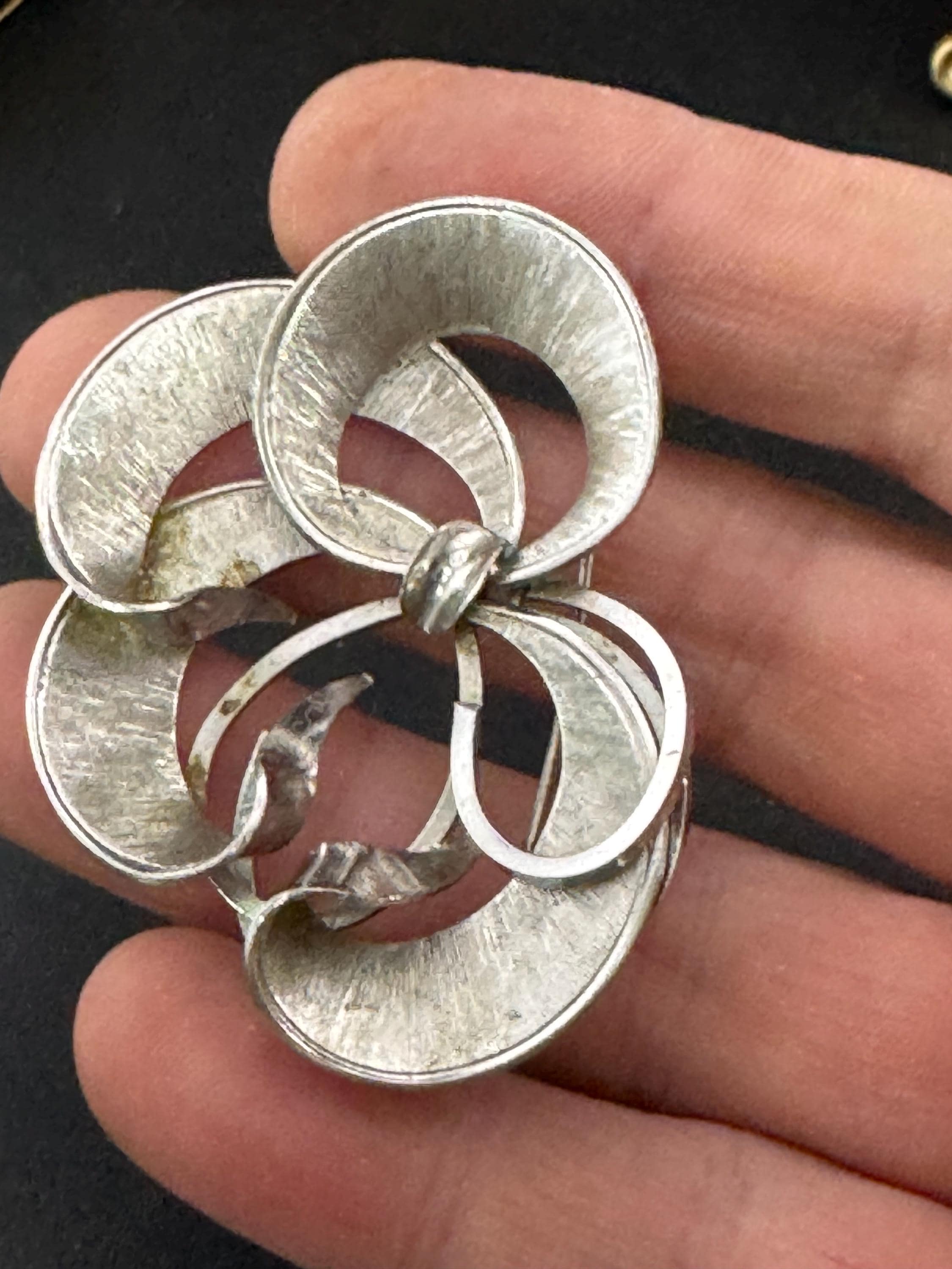 vintage abstract brutalist swirl ribbon brooch, 6cm silver tone