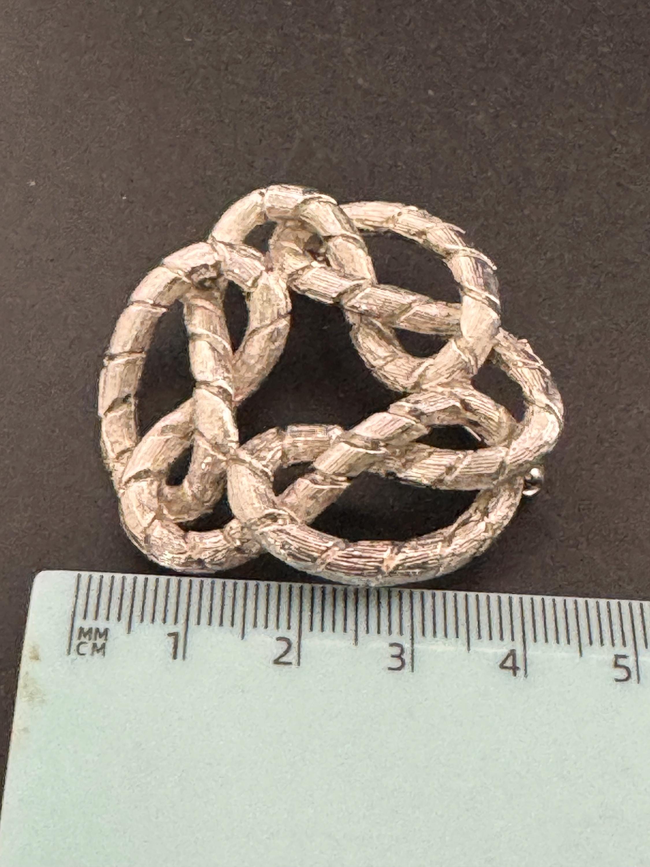 vintage abstract brutalist swirl rope knot brooch, 5cm silver tone