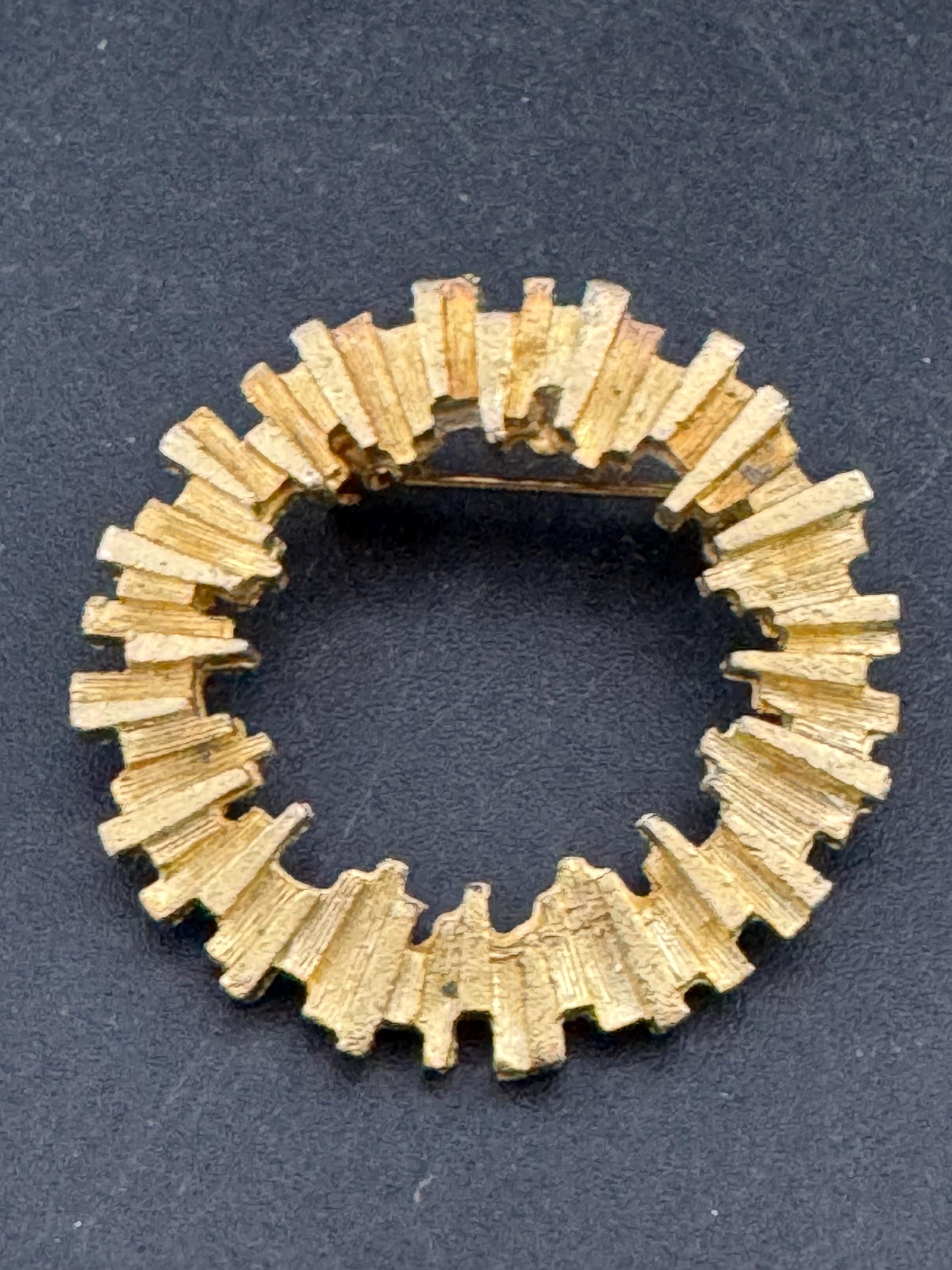 vintage modernist brutalist round wreath brooch 3cm gold tone