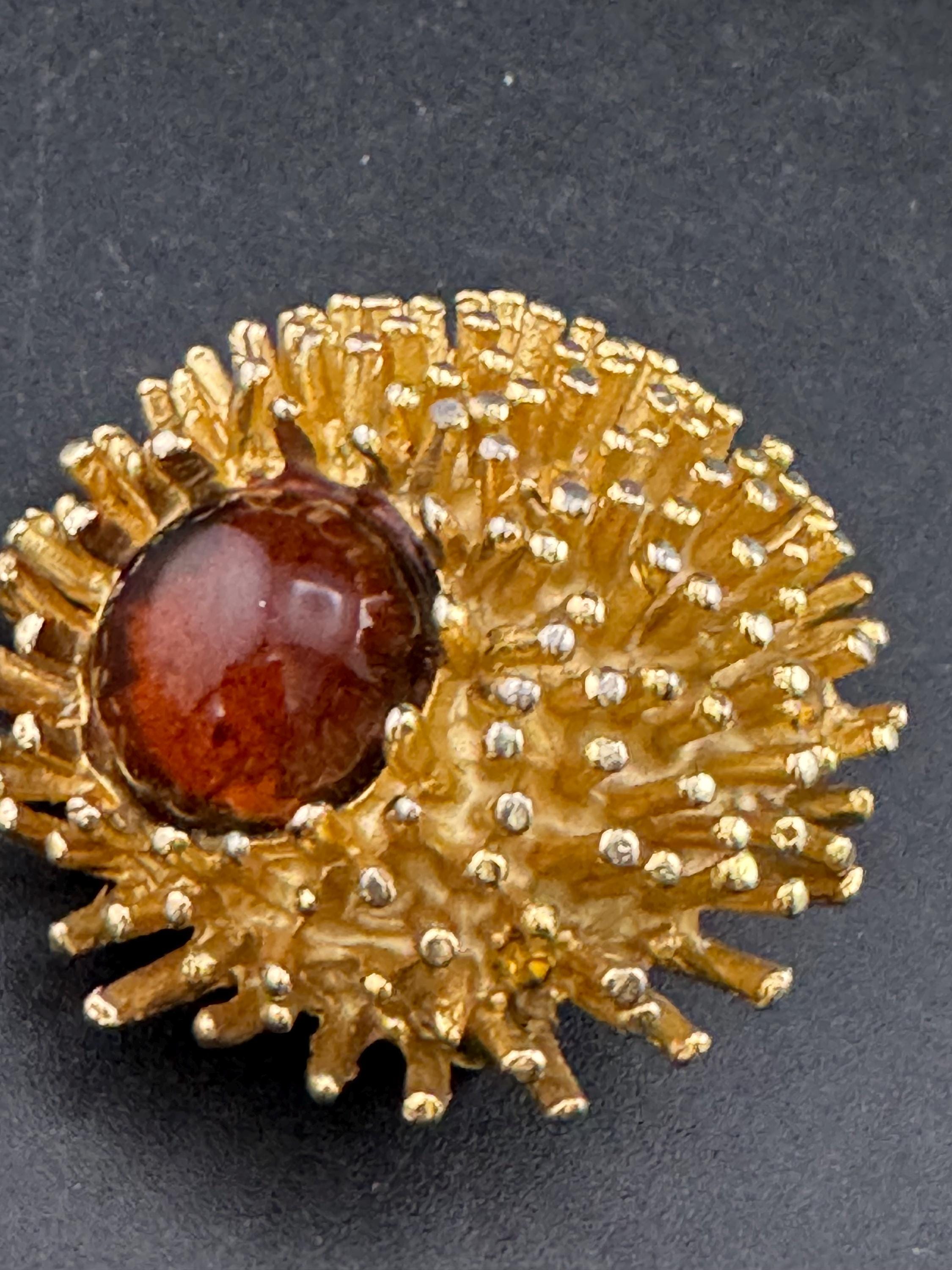 vintage brutalist anemone brooch brown glass cabochon gold