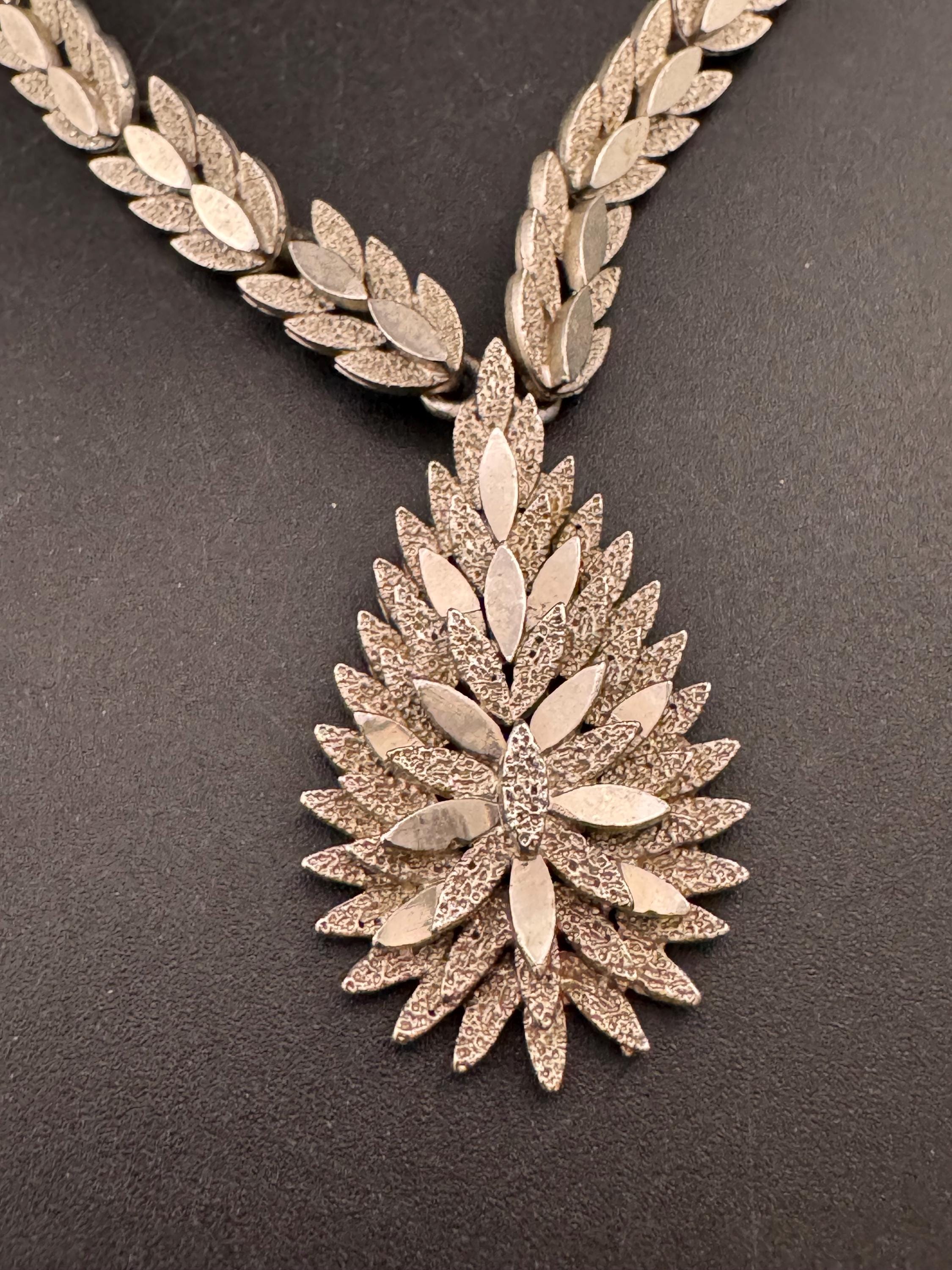 Vintage brutalist Teardrop pendant choker necklace 1970s
