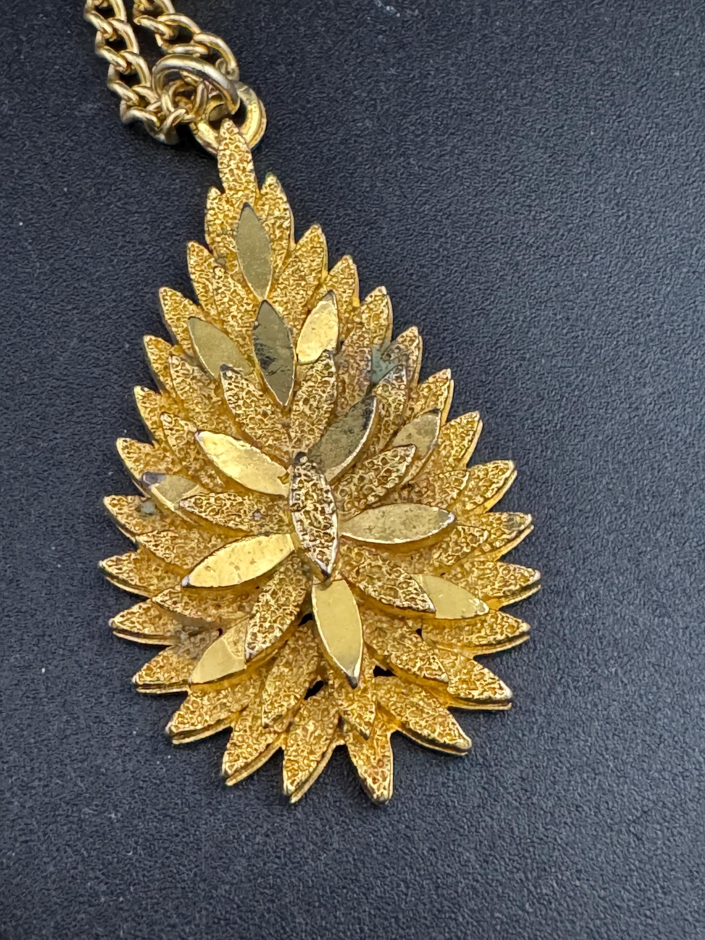 Vintage modernist teardrop pendant necklace, gold tone brutalist