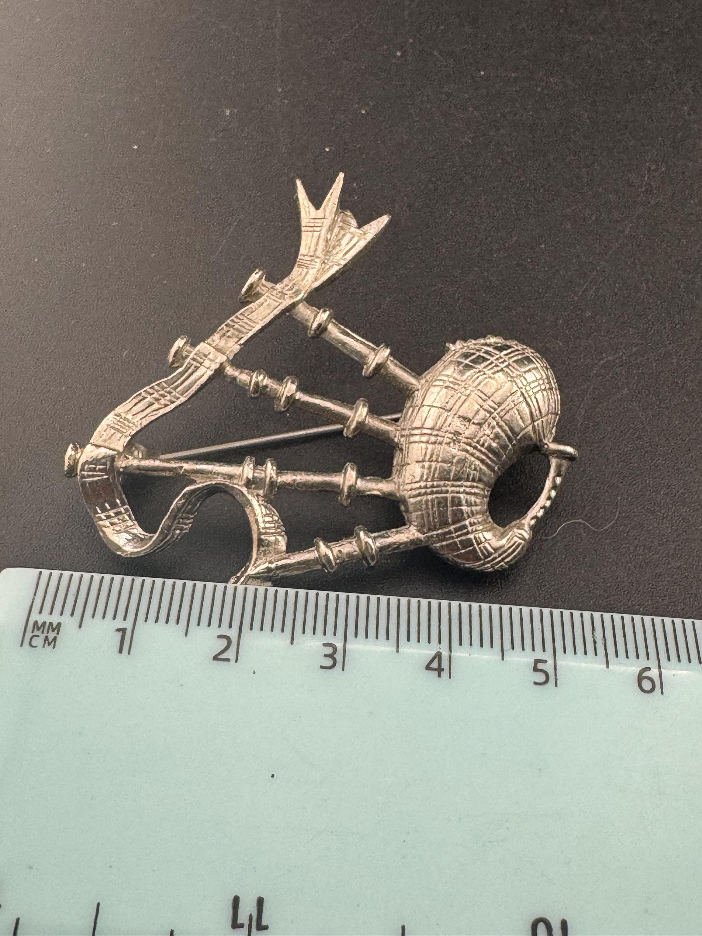 Vintage Scottish bagpipes brooch, silver tone , Celtic pin