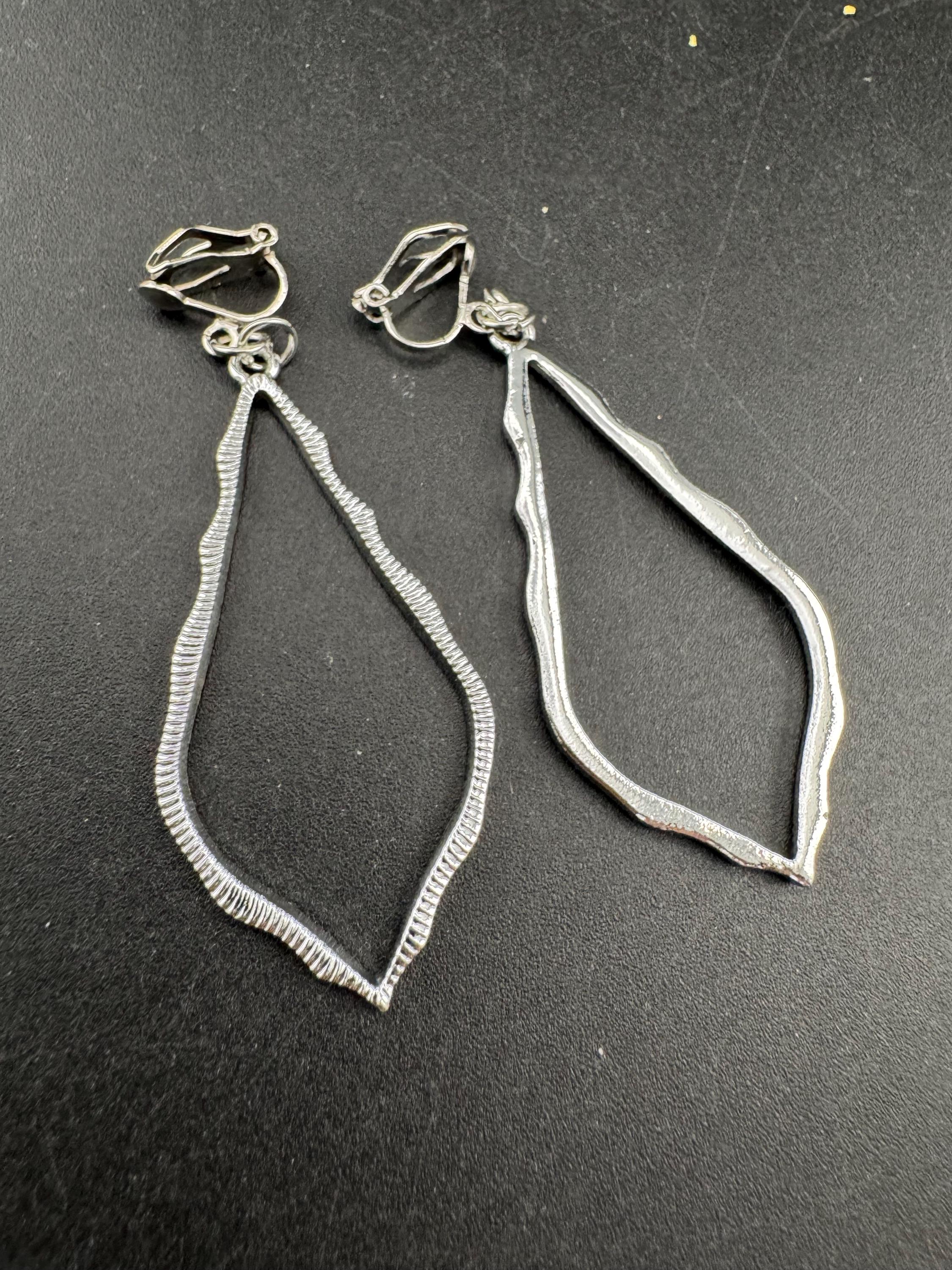 Retro modernist long dangly teardrop drop earrings, clip on silver tone