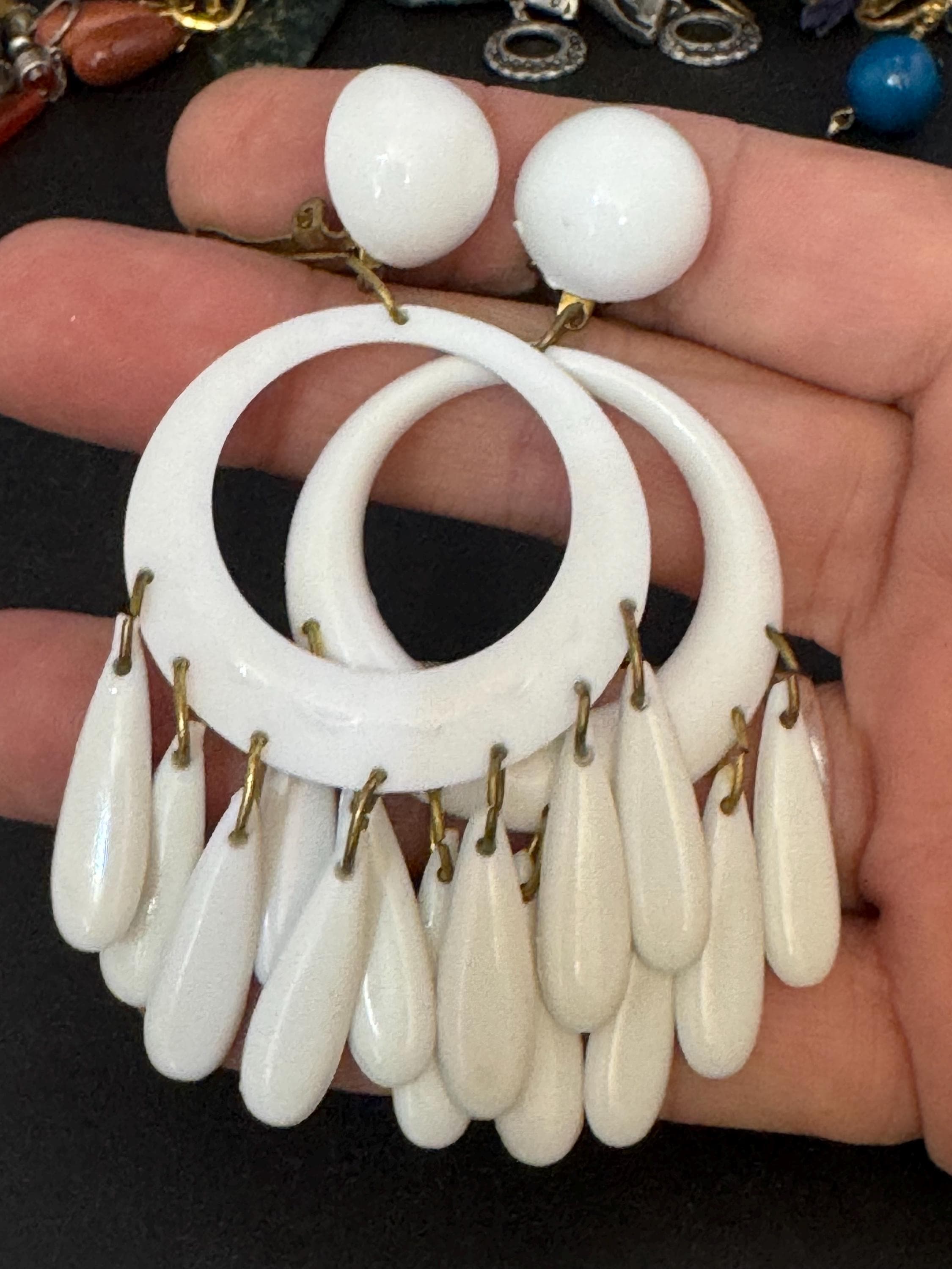 Oversized 7cm vintage white plastic dangly chandelier Clip On Earrings