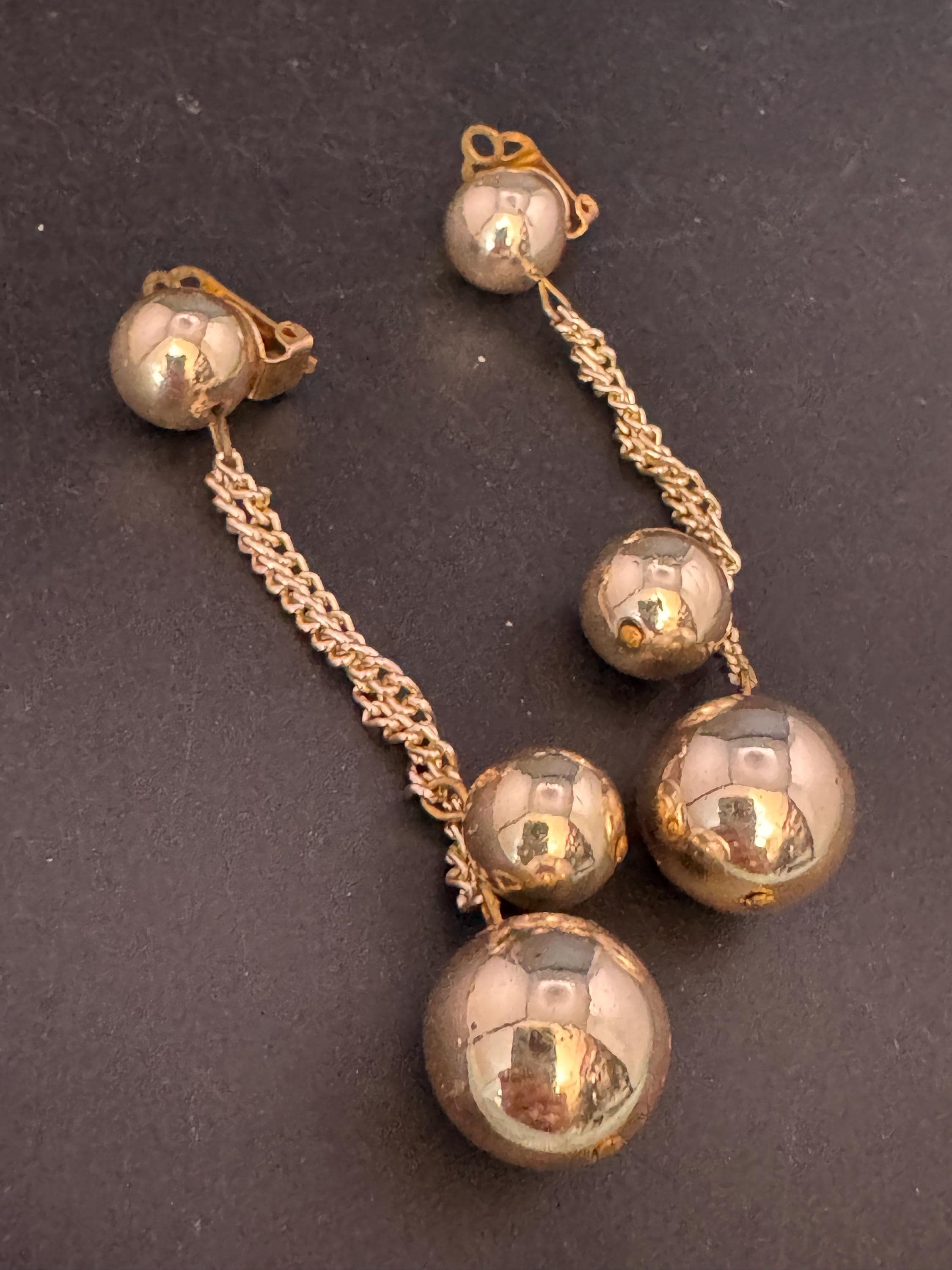 Vintage gold tone 1970s chain link ball beads dangly clip on earrings