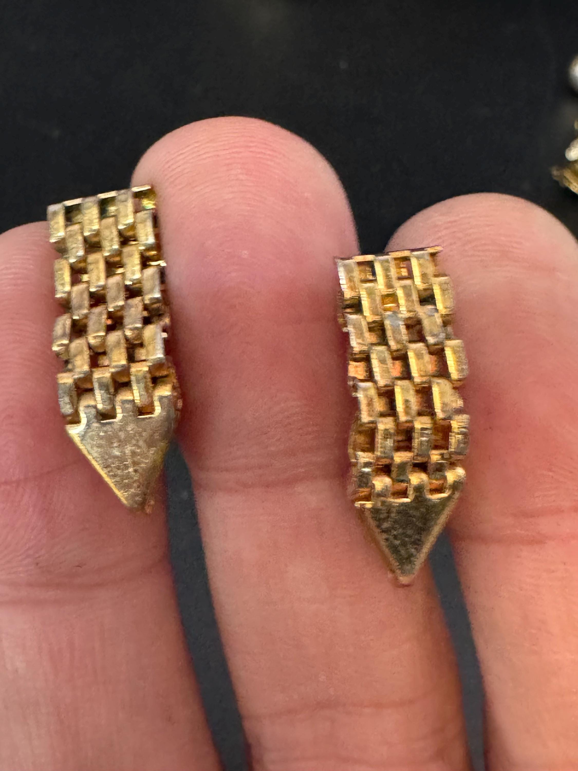 Vintage 1970s gold panther link chain clip on earrings, screws back