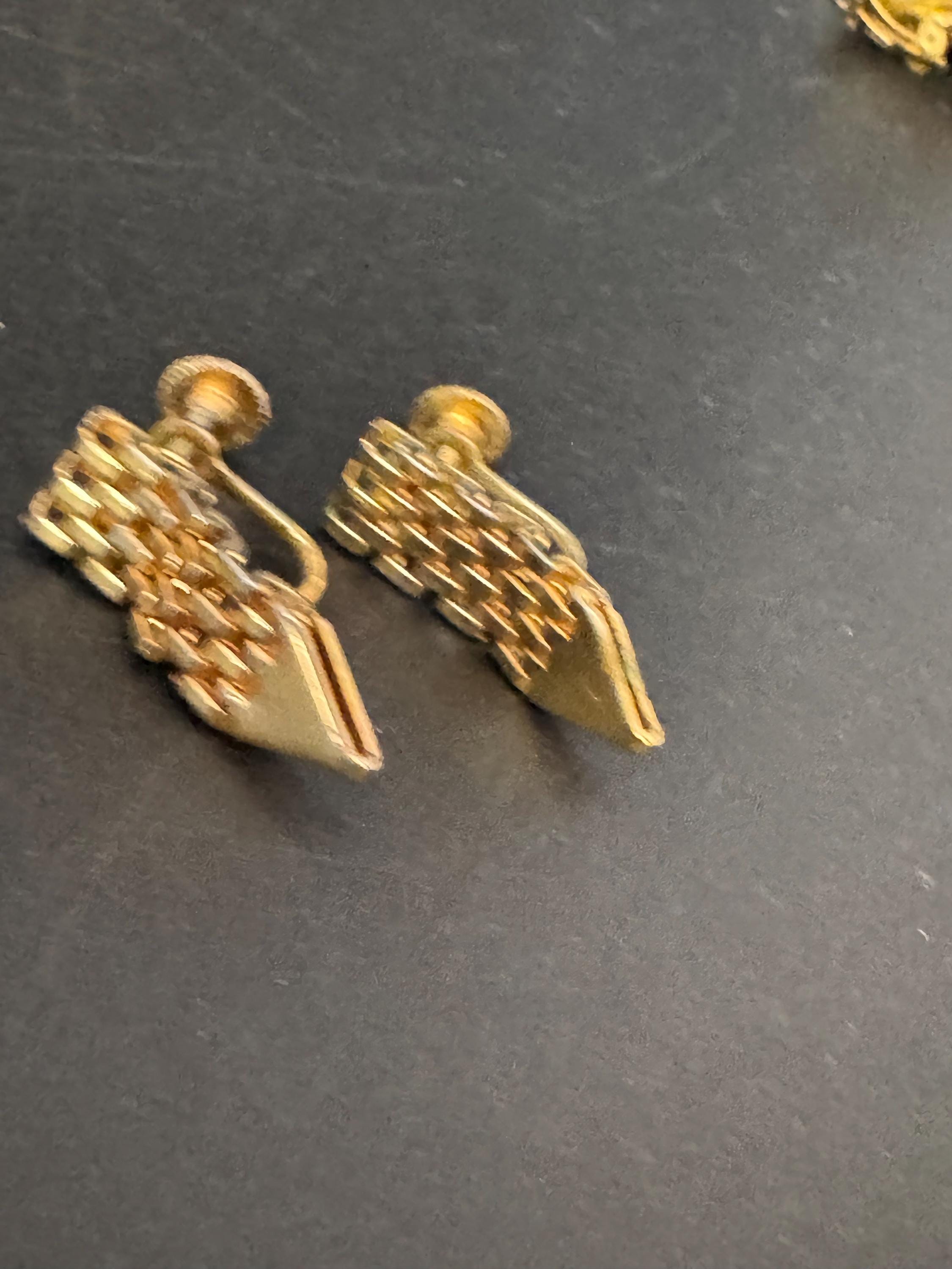 Vintage 1970s gold panther link chain clip on earrings, screws back