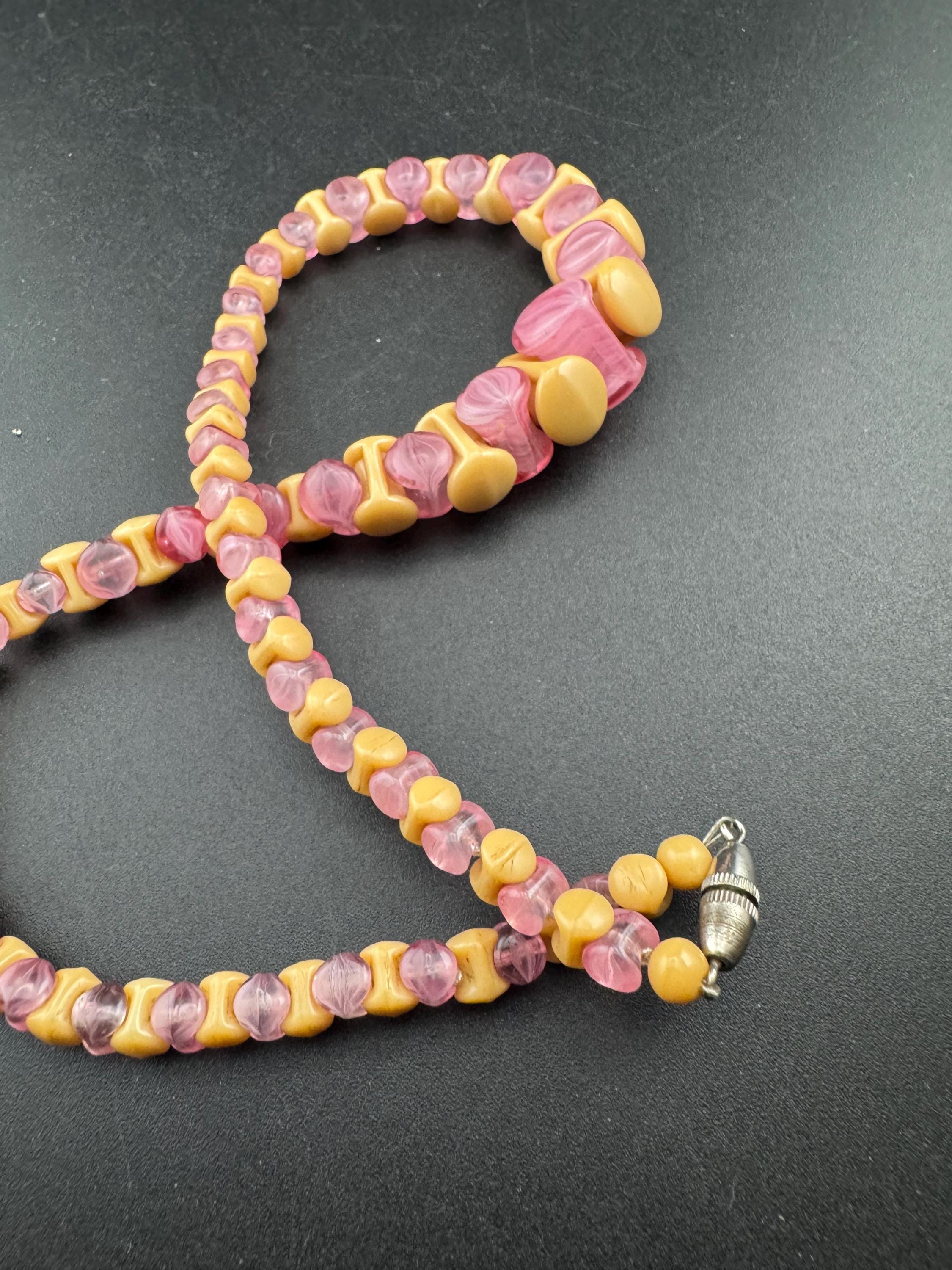 Vintage beige and pink glass beaded necklace 41cm, art deco