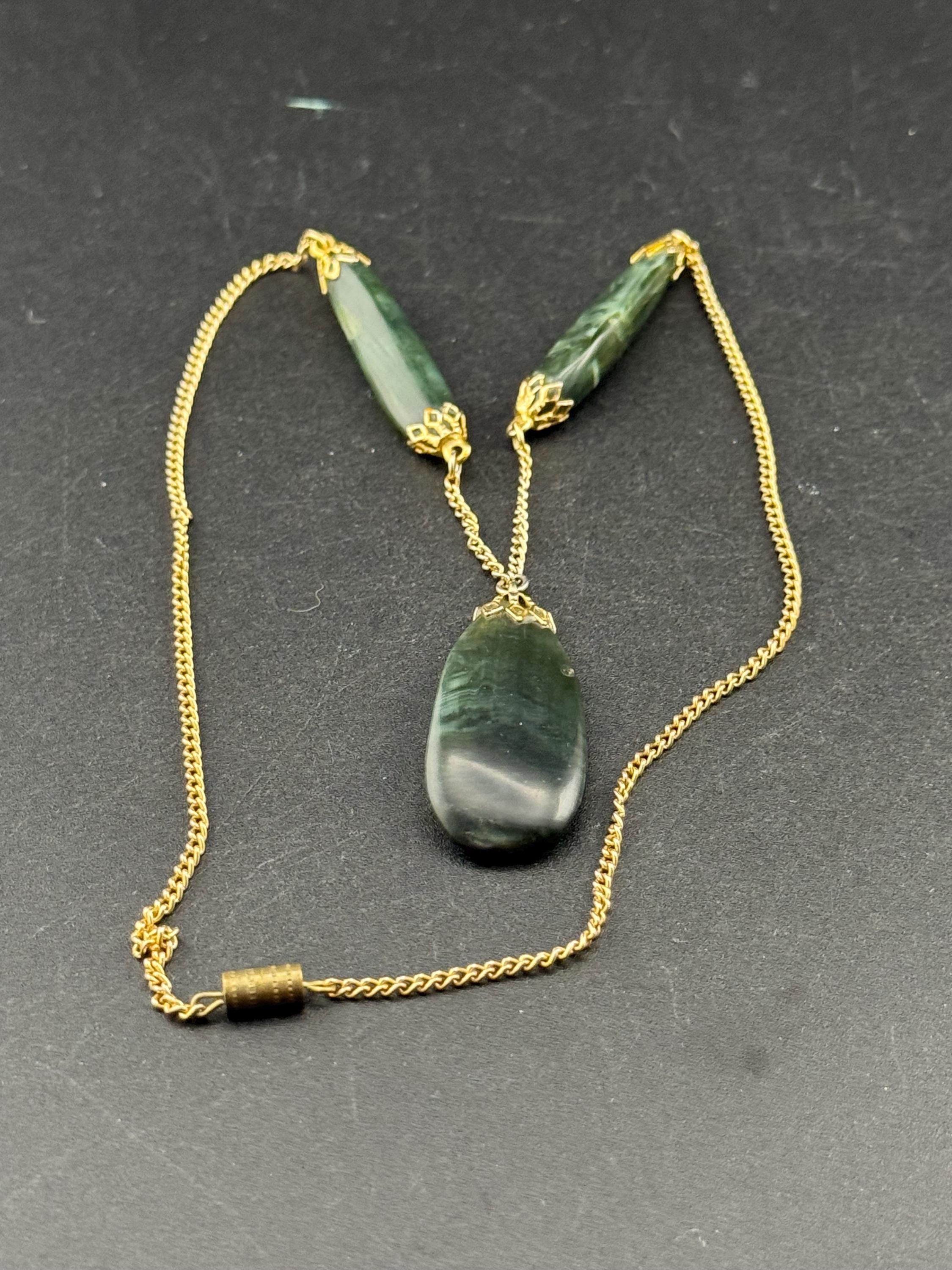 Vintage Green gemstone jade pendant drop necklace 47cm