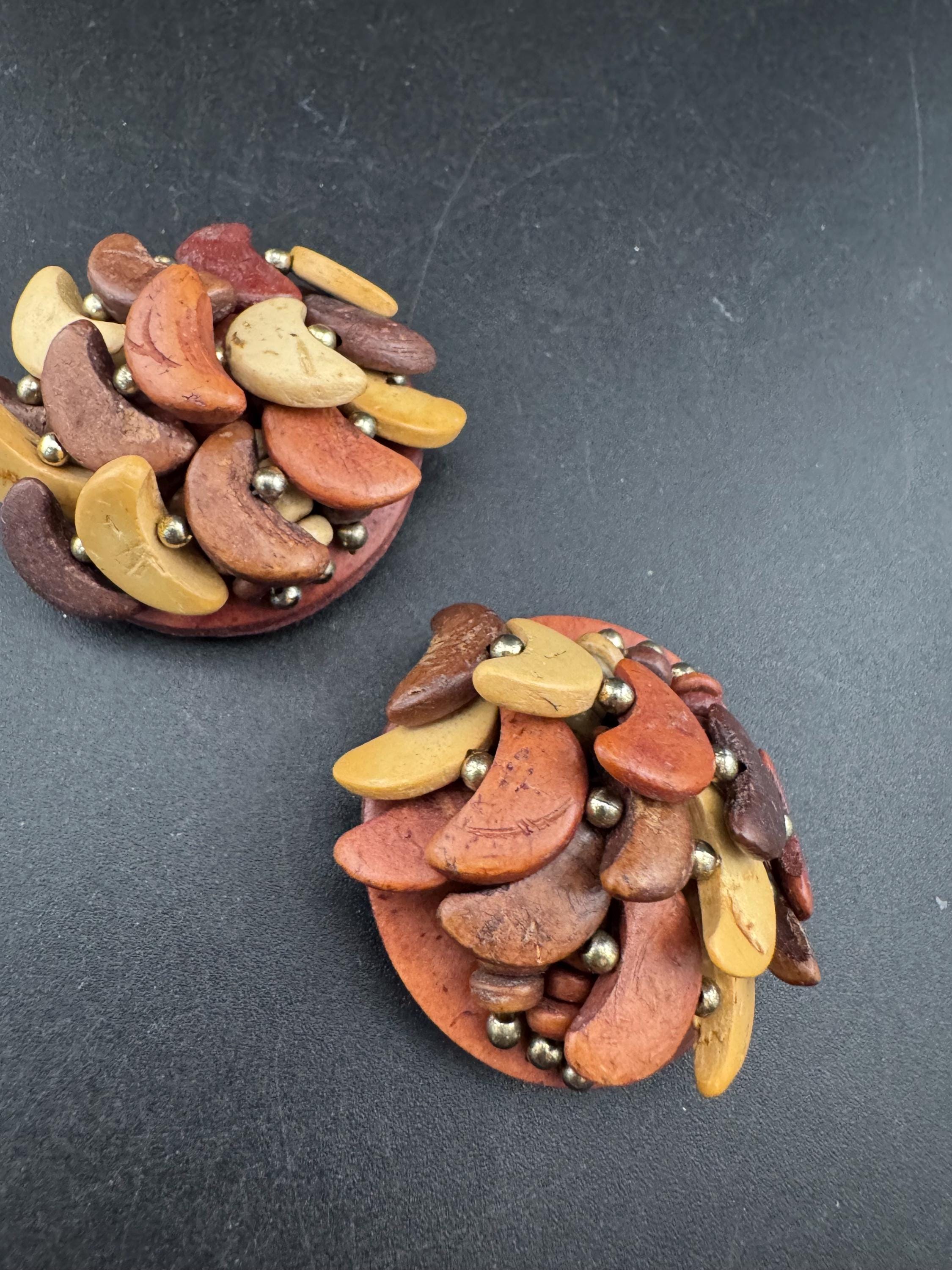 Vintage 1960s brown oversized 4cm beaded Cluster Clip On Earrings