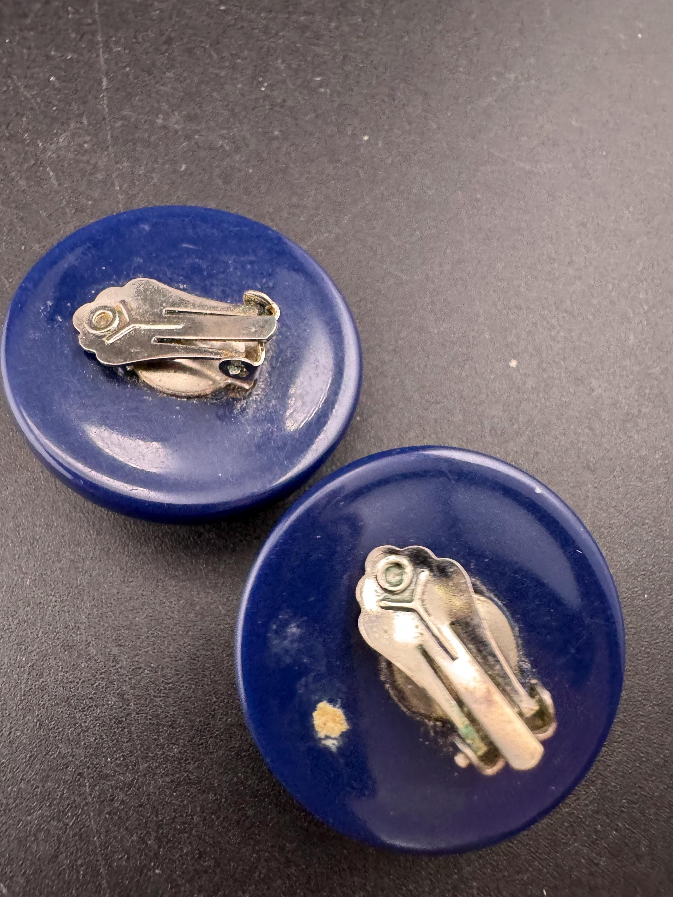 Vintage plastic domed navy blue and gold tone clip on earrings 2.5cm