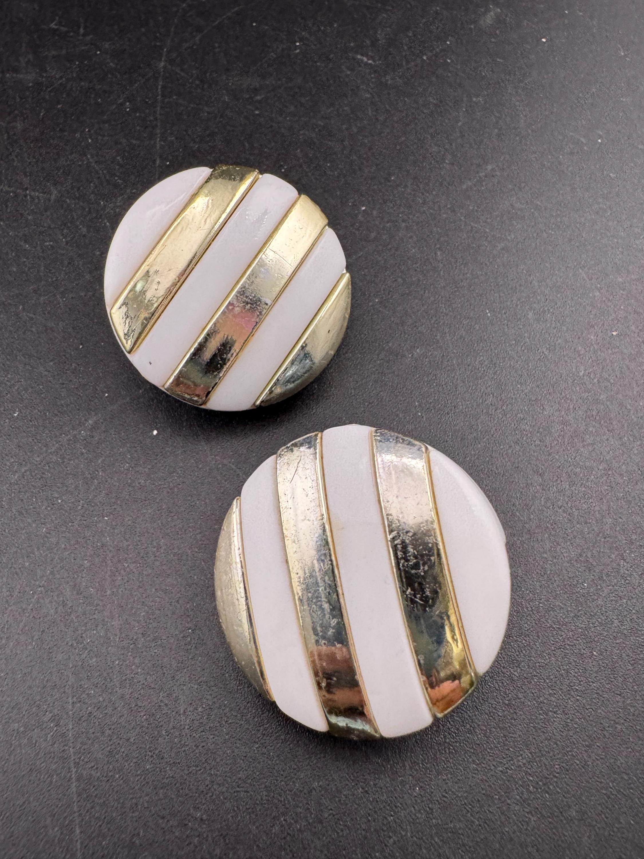 vintage 3cm white and gold striped round plastic button disc stud clip on earrings